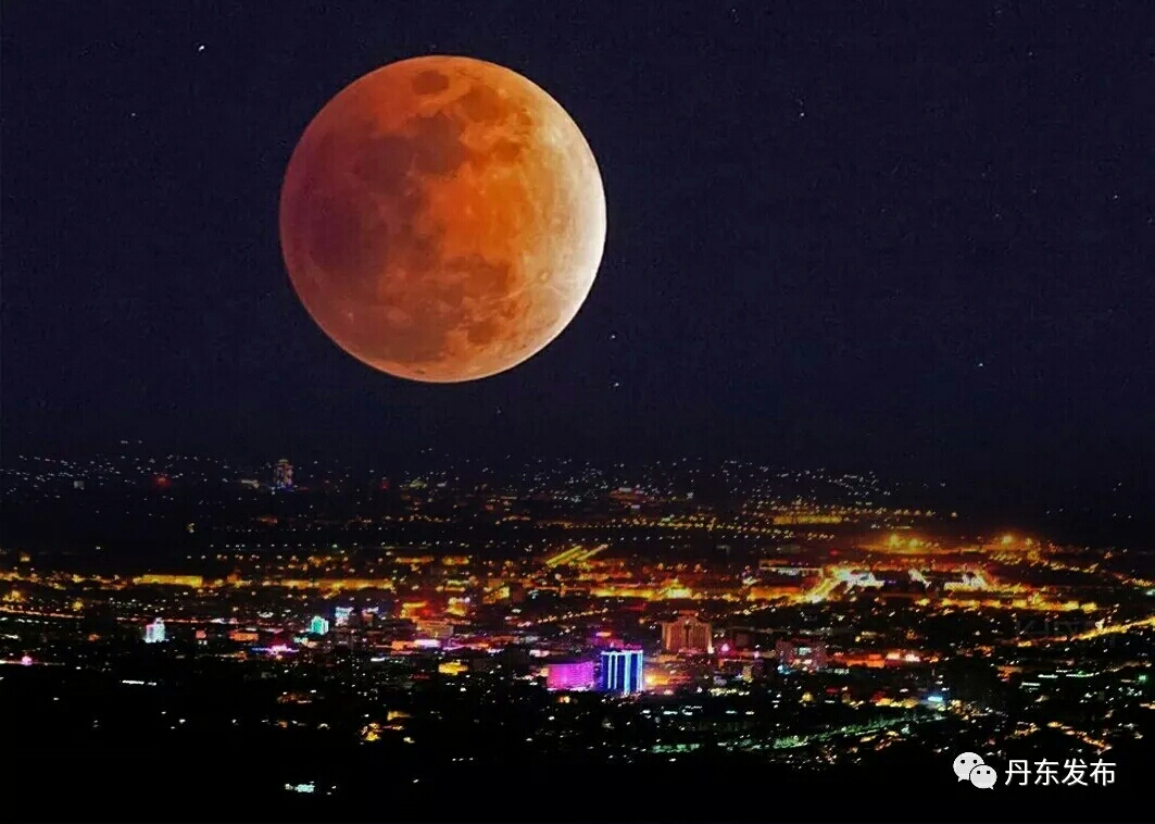 硕圆红月当空照,嫦娥奔月在眼前.