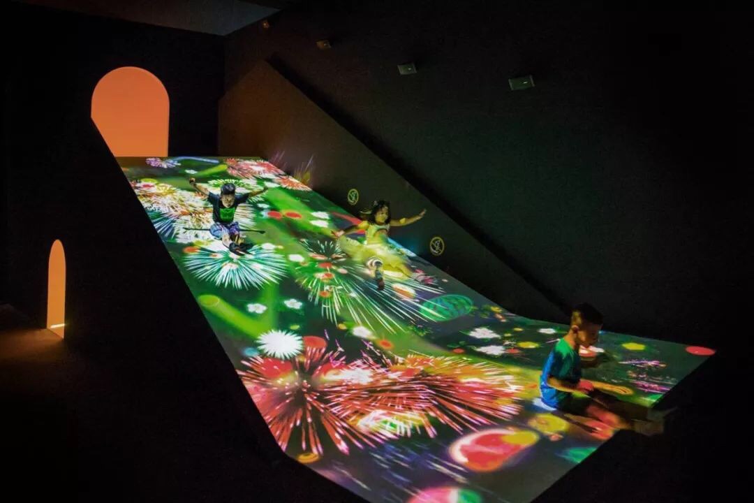 摆脱低俗声光电,来 teamlab 展体验高科技遛娃