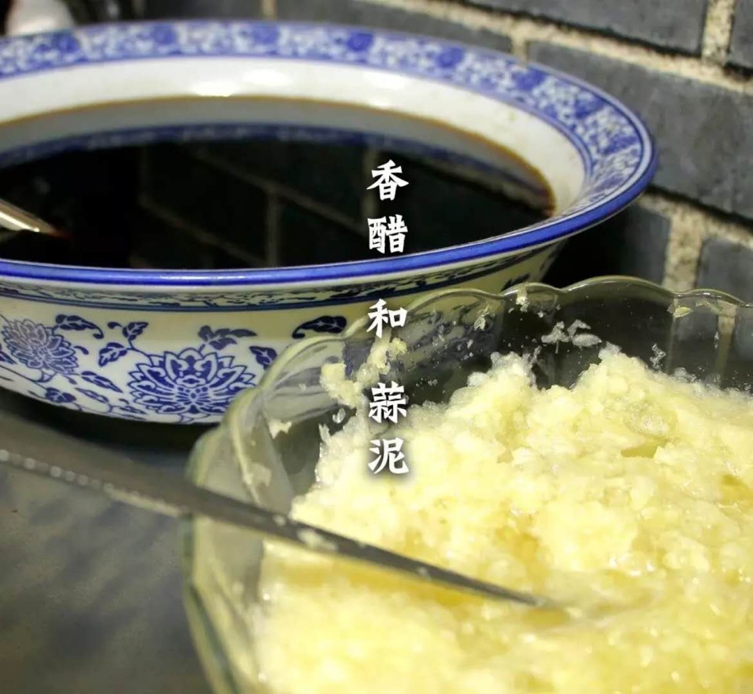 火锅鸡的吃法颇有讲究 最简单的甜醋砸蒜泥 醋的选择尤为重要 与着