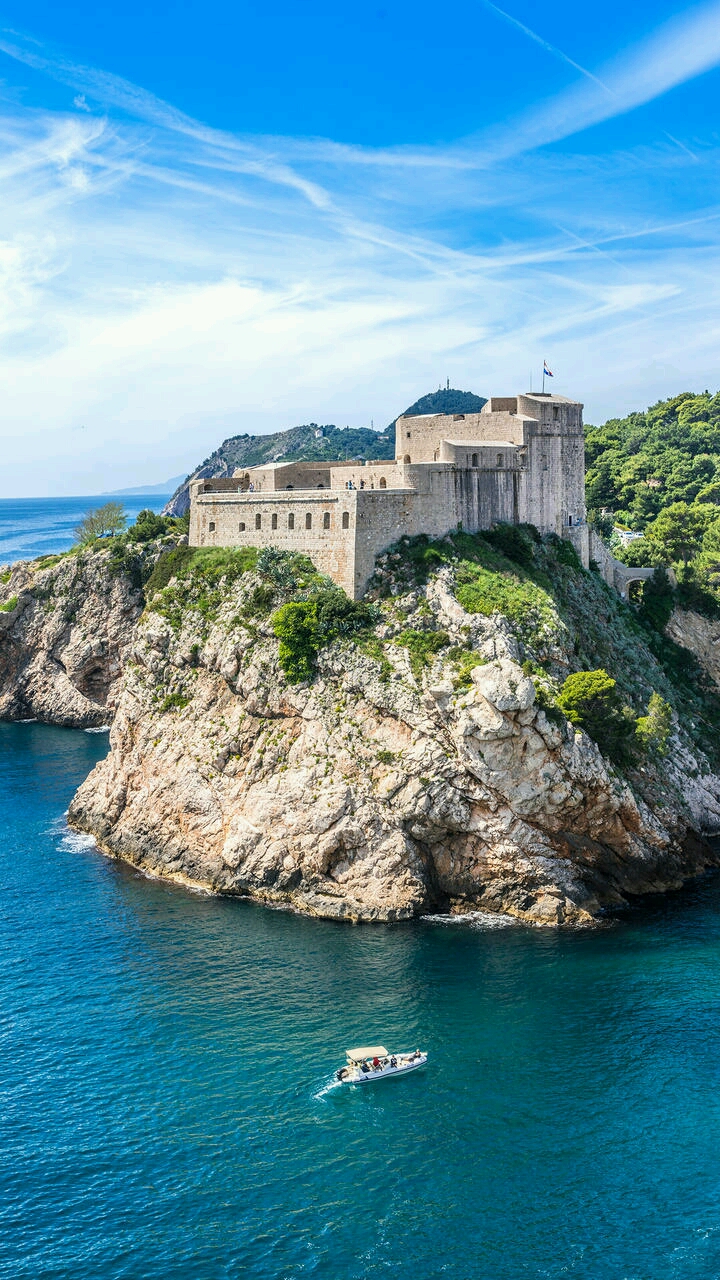 坐落在海中央的一座山,也有着仙一般的意境