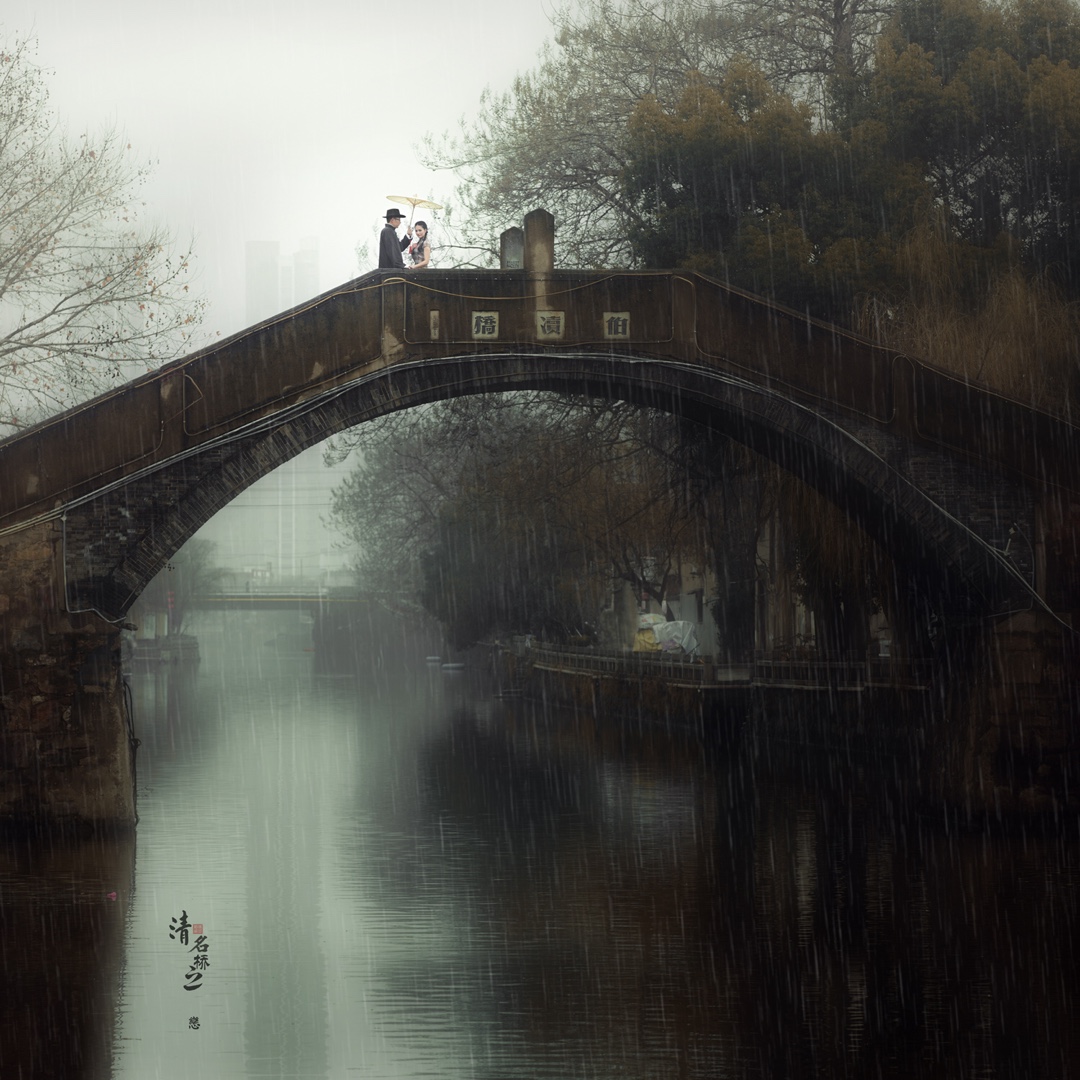 桥上下雨撑伞的古风图图片