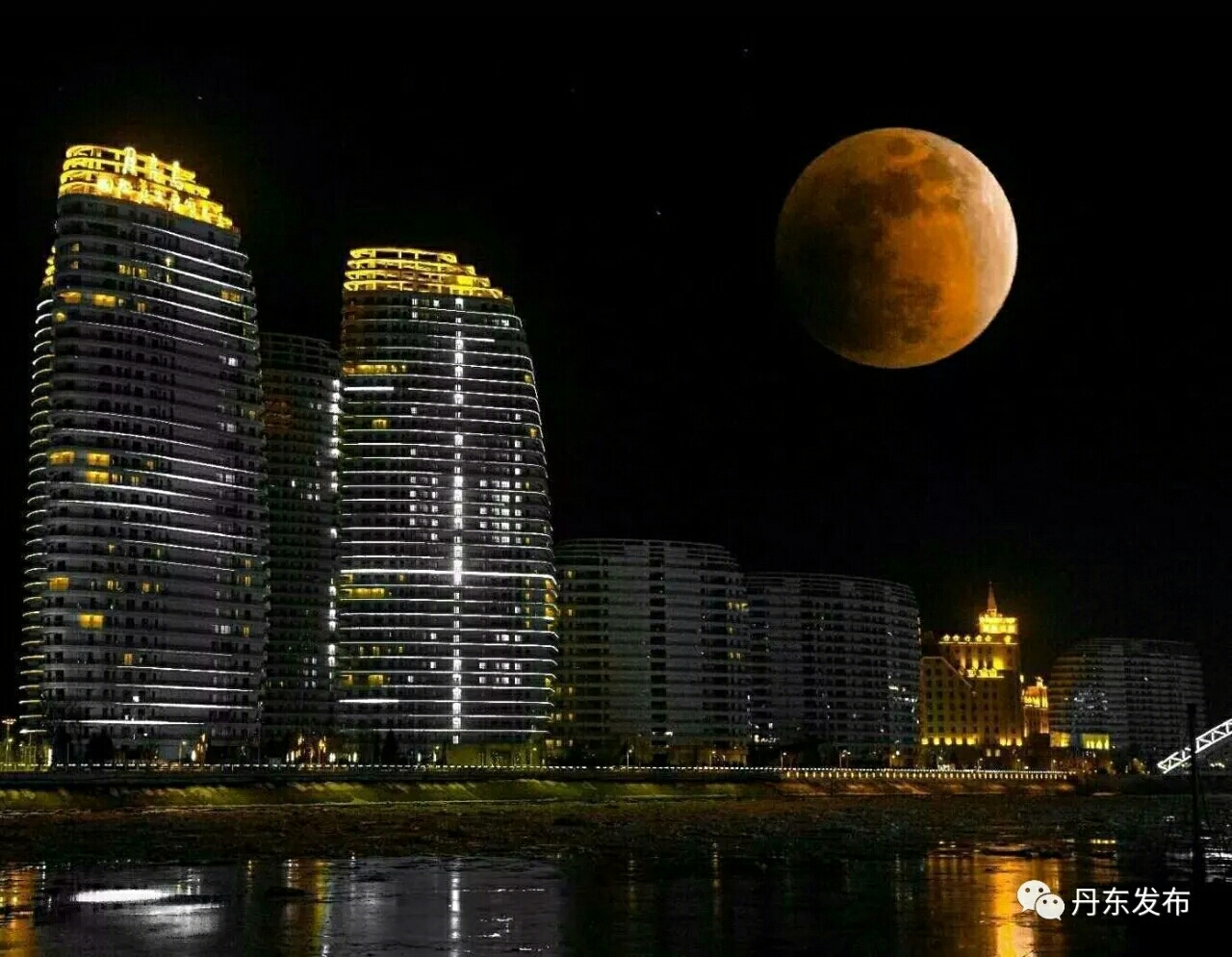 明月高空悬,高楼矗水边,月色灯光映溪水,淙淙溪流微波闪.