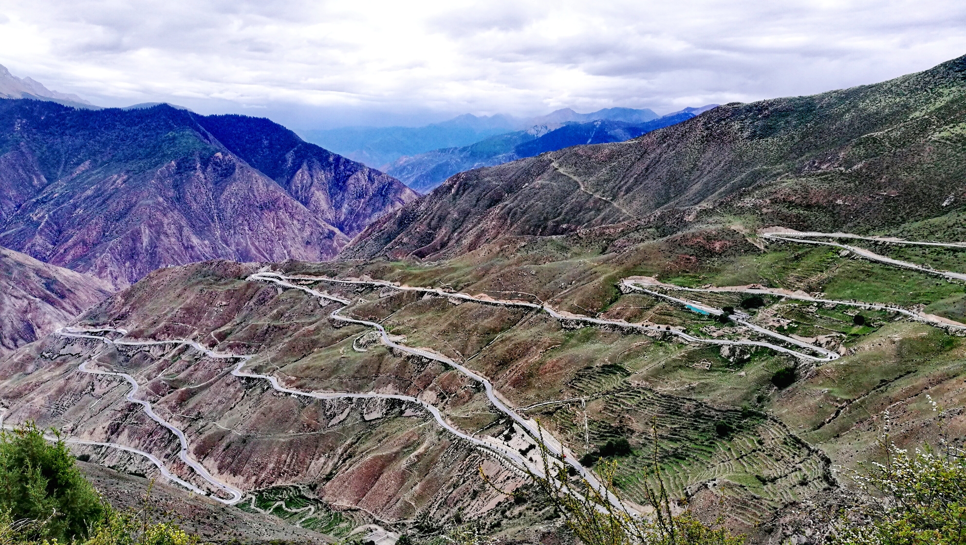 天路72拐(又叫99道弯),犹如一条飘带,弯来绕去的缠到了业拉