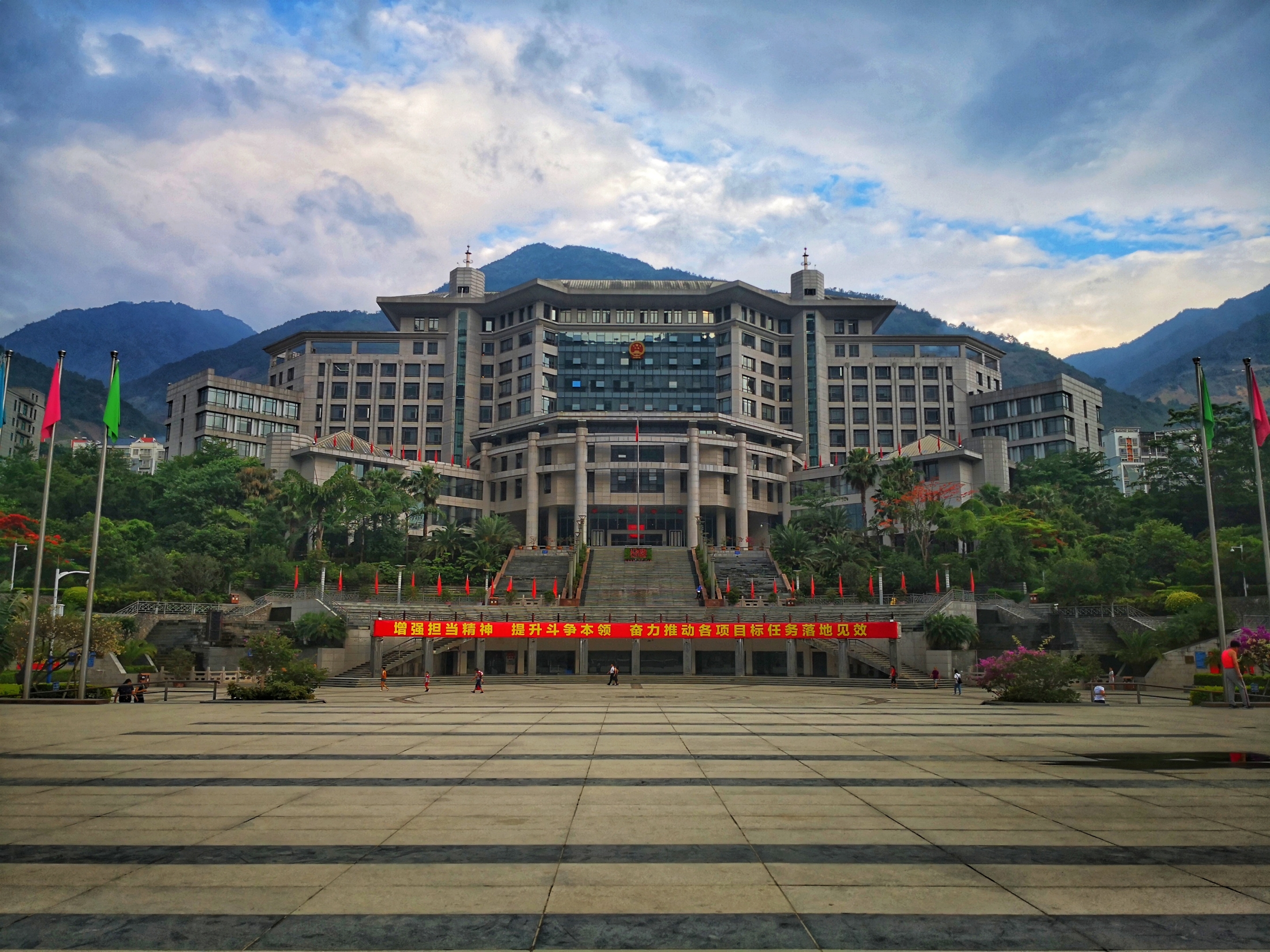 四山夹三江之地一一怒江州