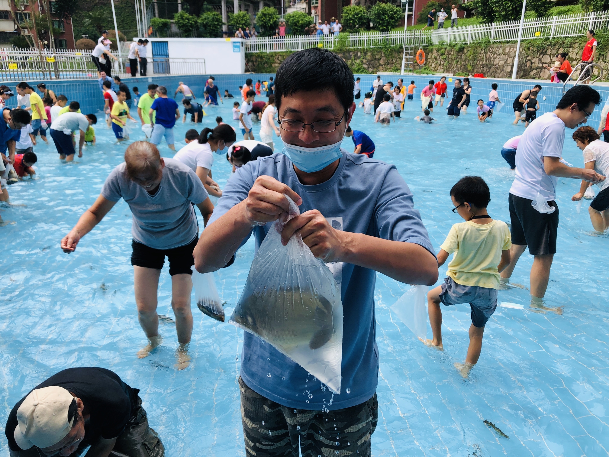 国庆中秋双节捉鱼活动圆满结束,泳池上方还充斥着大家的欢声笑语