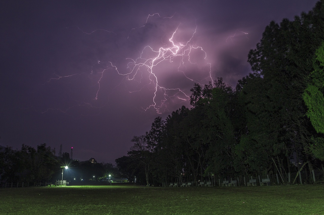 在大自然中—— 欣赏银河星轨闪电 感受夜空气象万千