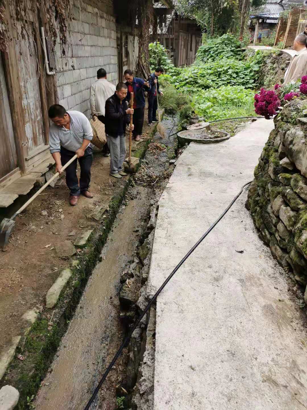 胡家湾乡驻村工作队每日工作掠影(群众积极参与村庄治理,同吃同喝同