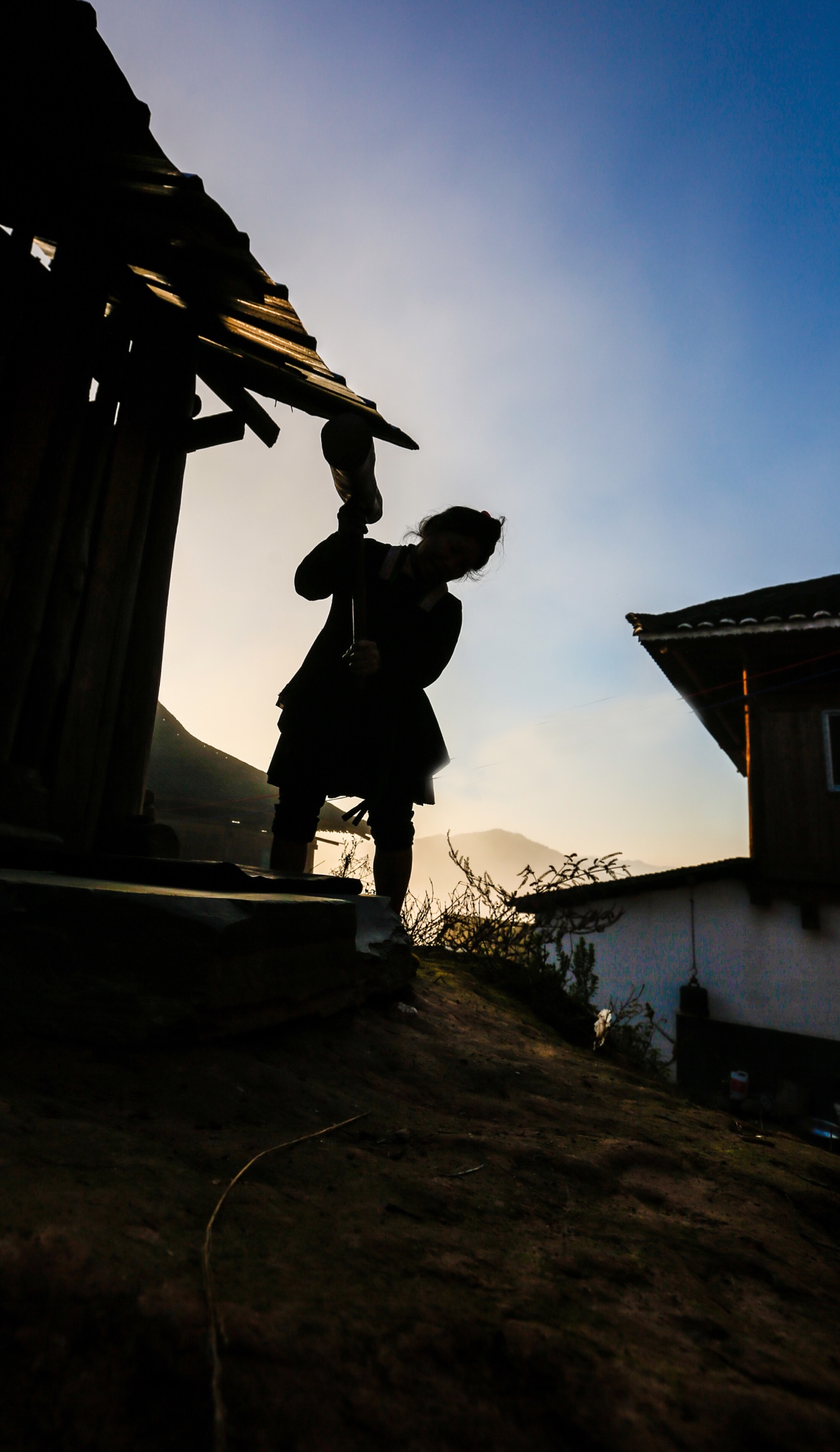 早晨的阳光,洒满苗家勤劳的身影,孩子上学,村姑捶布,捣练蜡缸