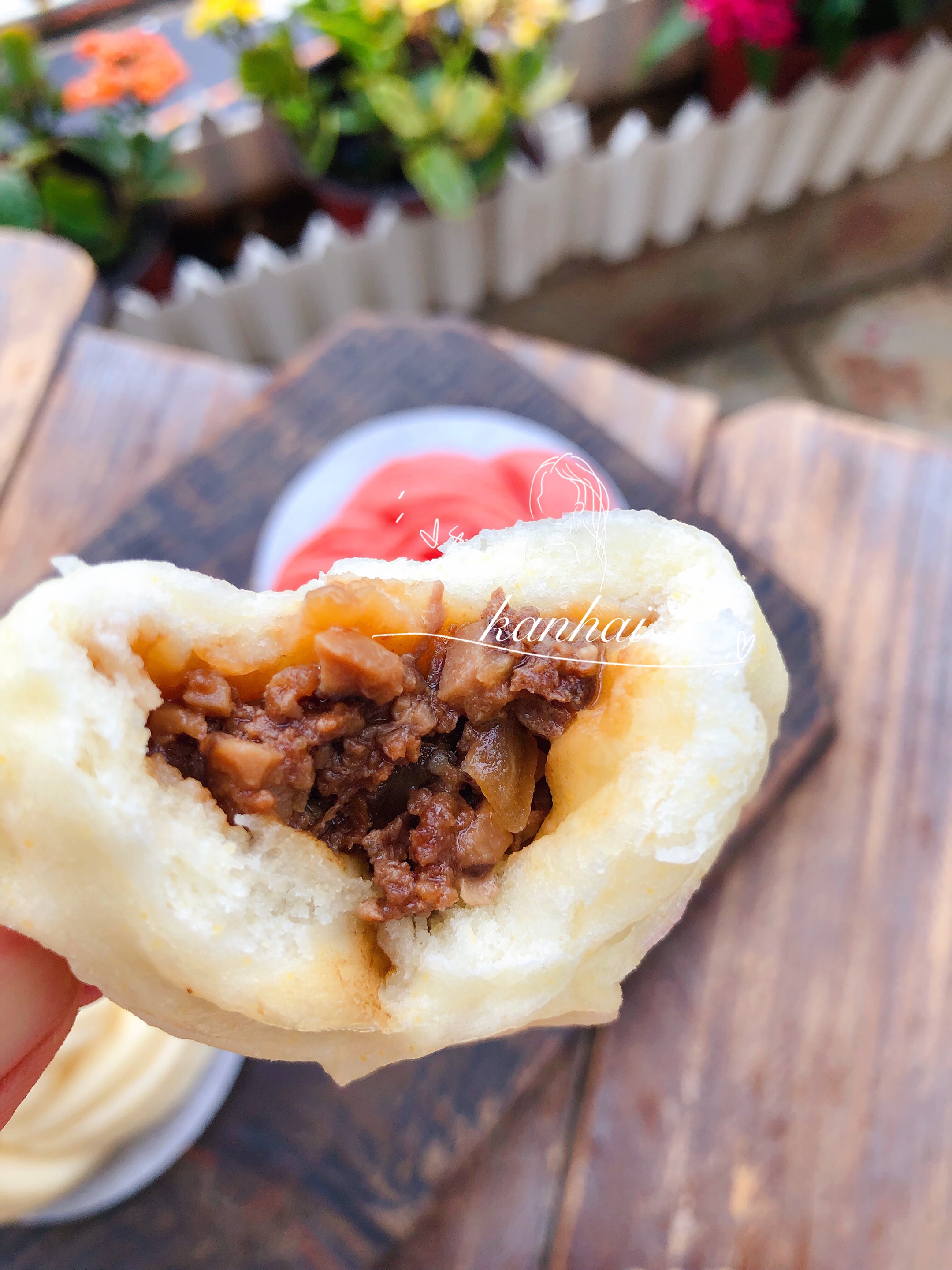 早上好,今天早餐:奶香玉米汁,香菇牛肉包子,芹菜拌金钩海米,糖渍