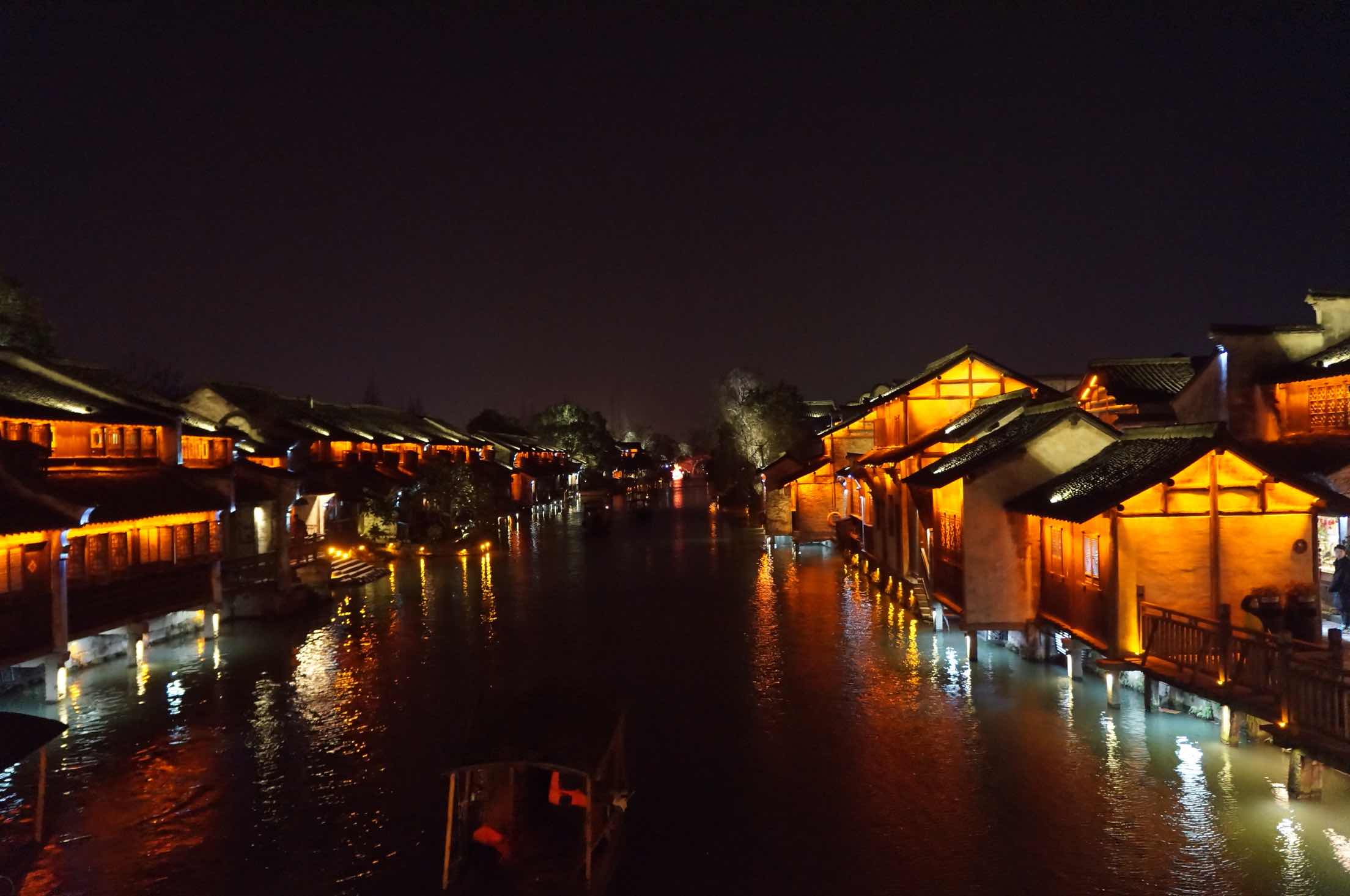 又見煙雨江南 紫霞幽幽繞堤岸 燕子掠過青石巷 又見紅畫舫 畫不盡