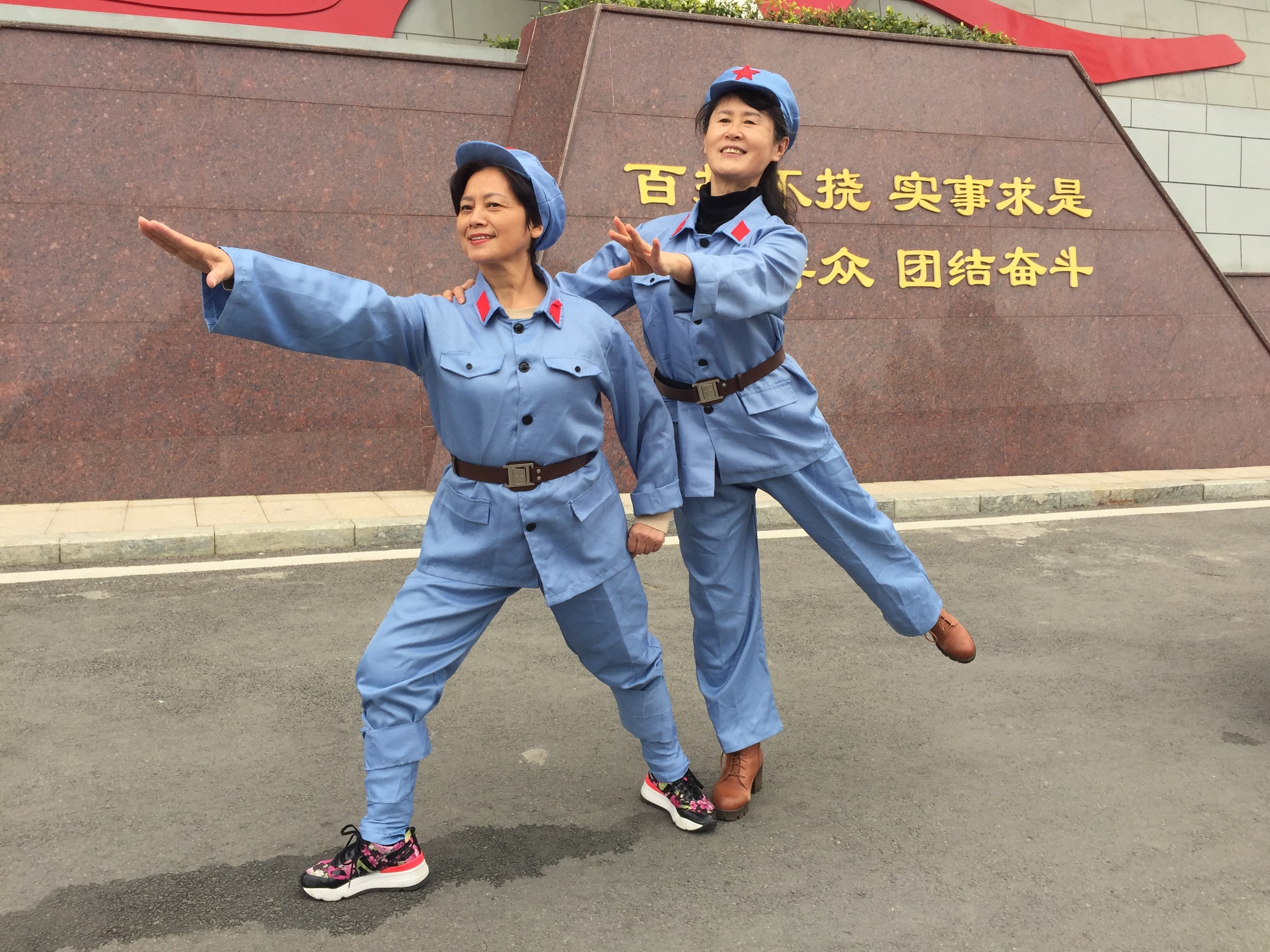 老科协广西之旅百色起义纪念园红军战士着装