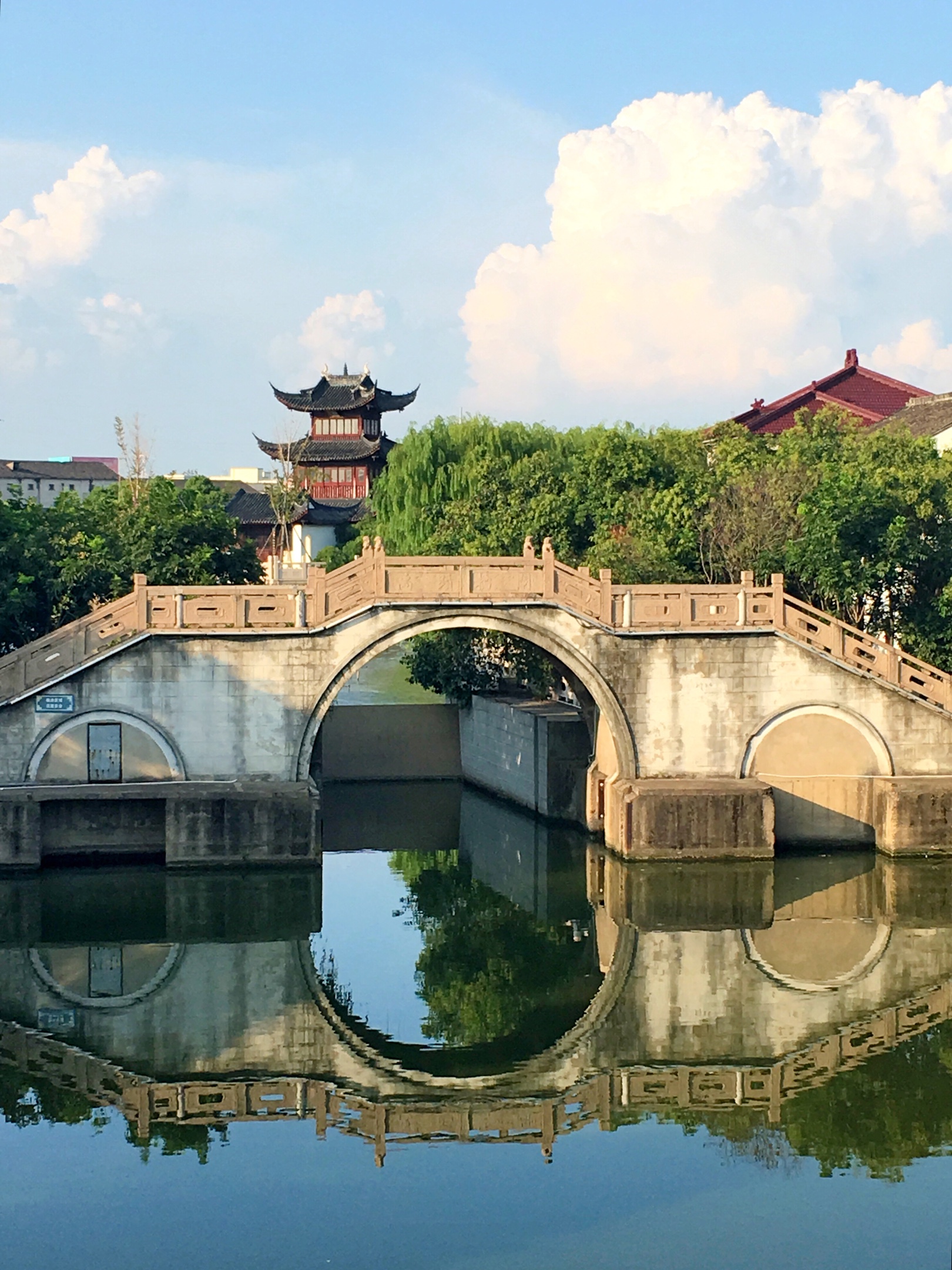 震泽古镇位于江苏省苏州市吴江区西南部,与浙江省毗邻,古称"吴头越尾"