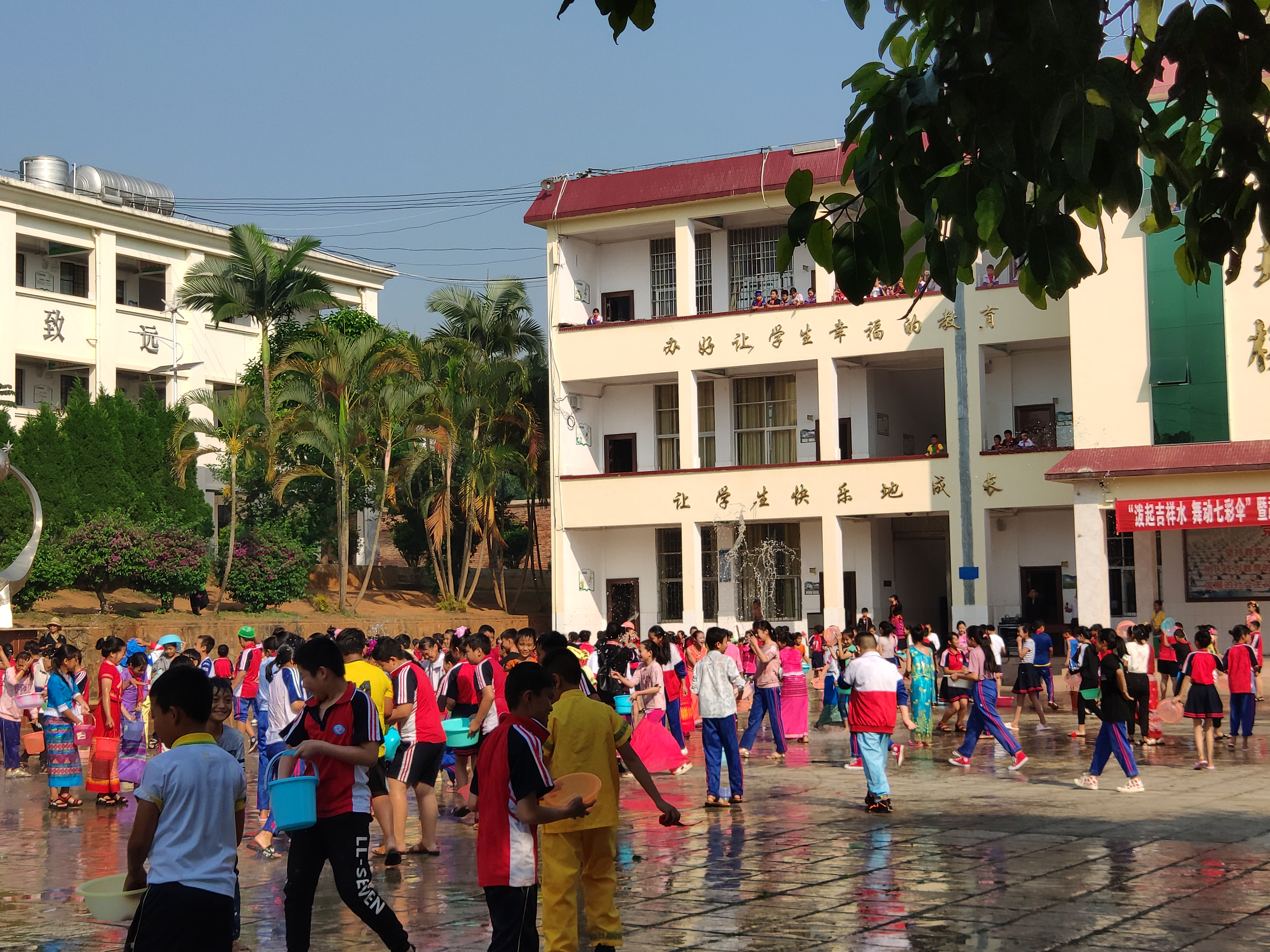 "泼起吉祥水,舞动七彩伞"勐海县民族小学庆祝傣历新年活动