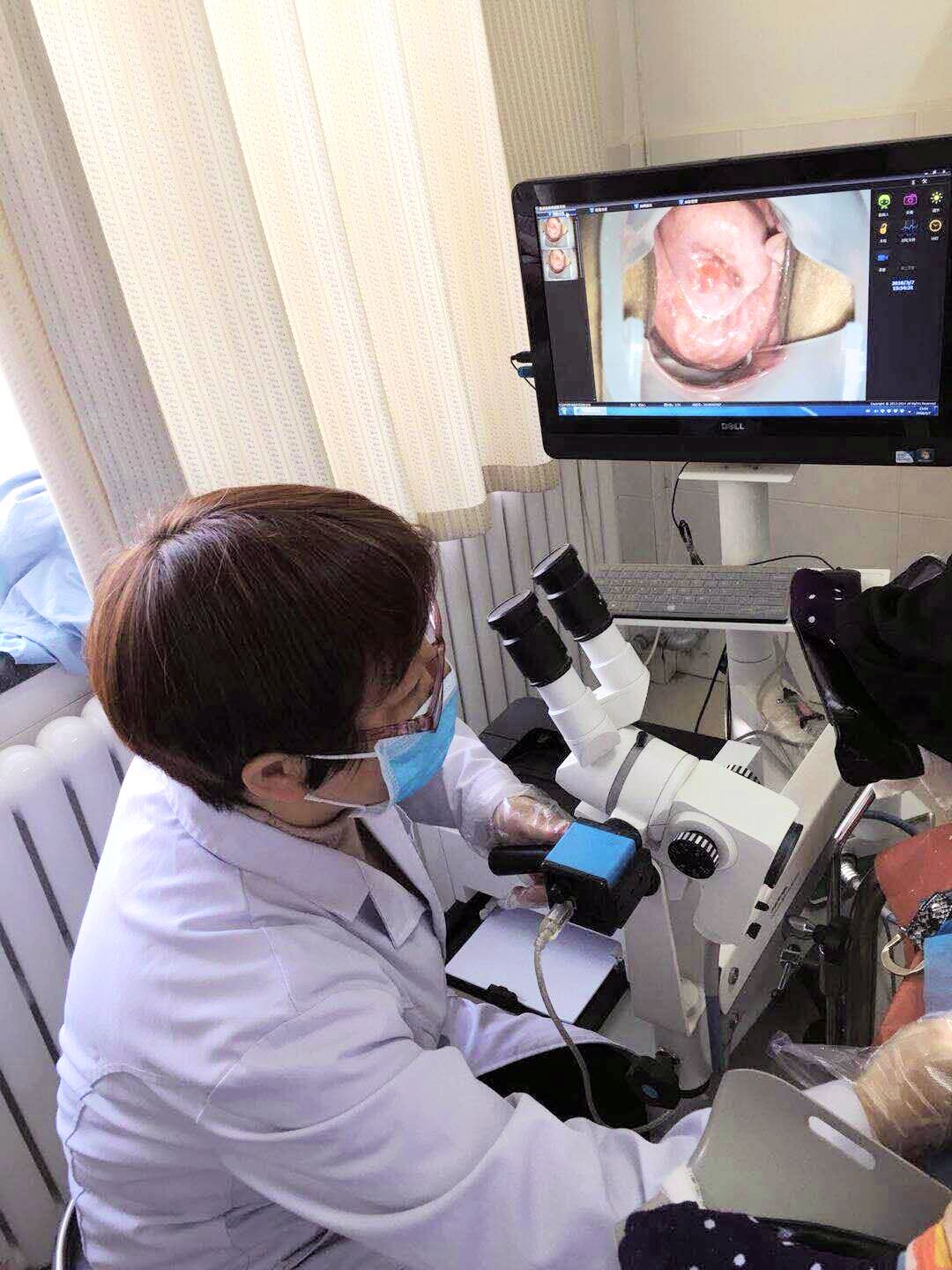 妇产科医师为患者行阴道镜检查及宫颈刮片检查