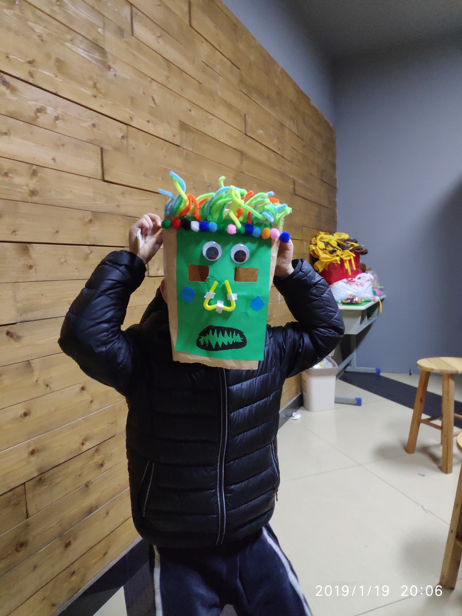 [愉快]宝贝们寒假第二节课绘画的主题是《纸袋怪物》宝贝们对手工课