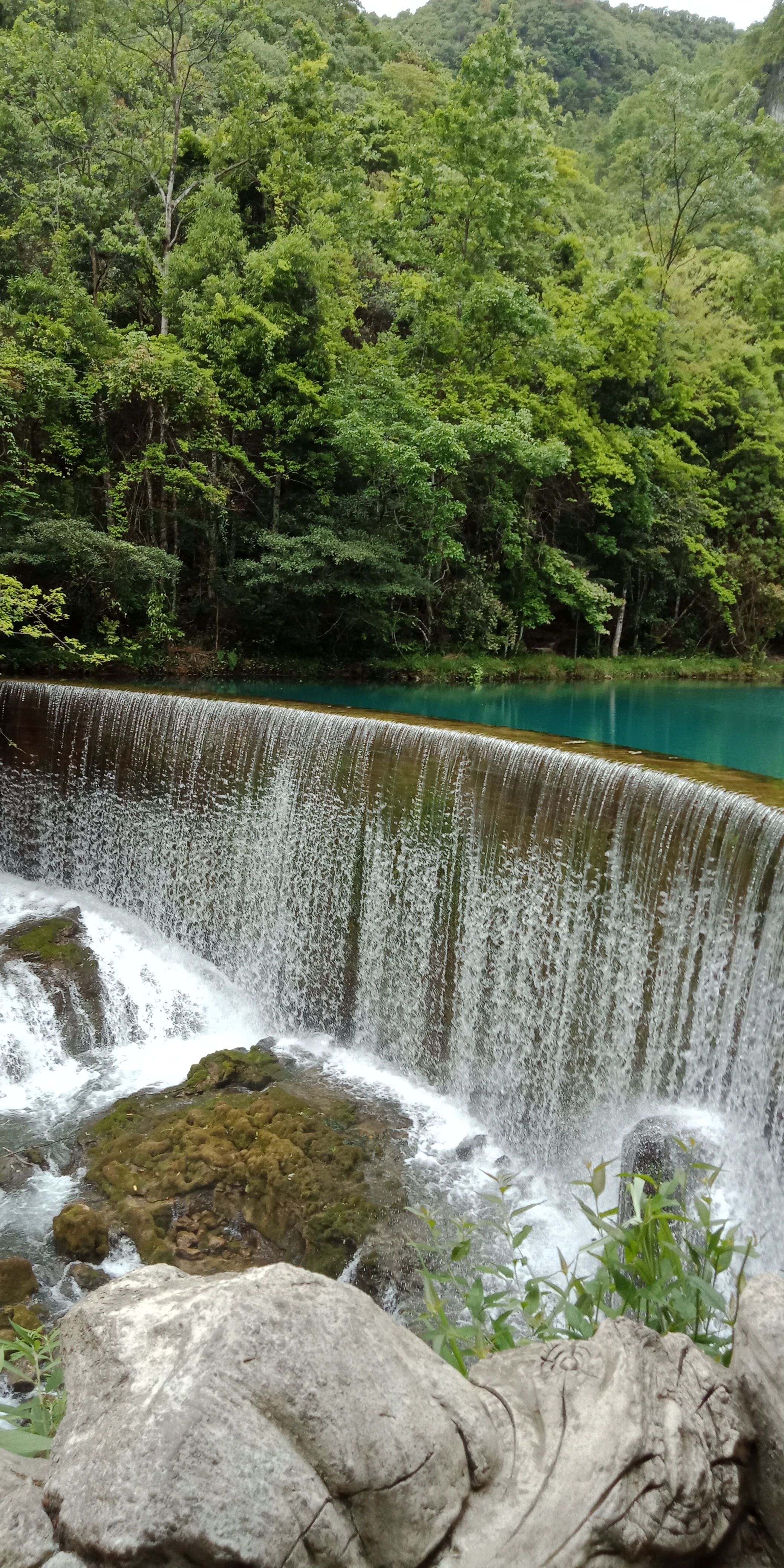 卧龙潭瀑布很漂亮