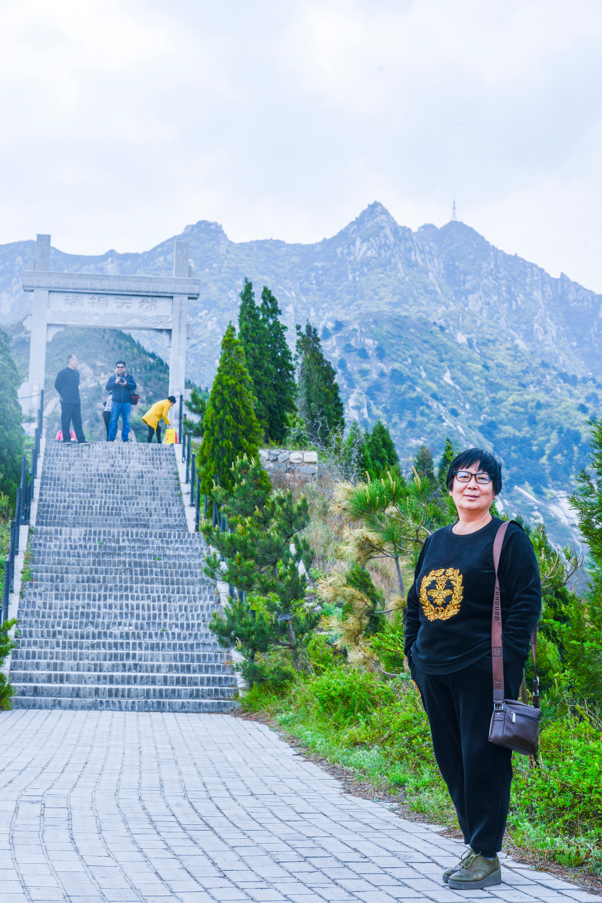 是一條巨龍 橫亙在天地之間 從甘肅臨潭的石白山 借崑崙之勢逶迤東來