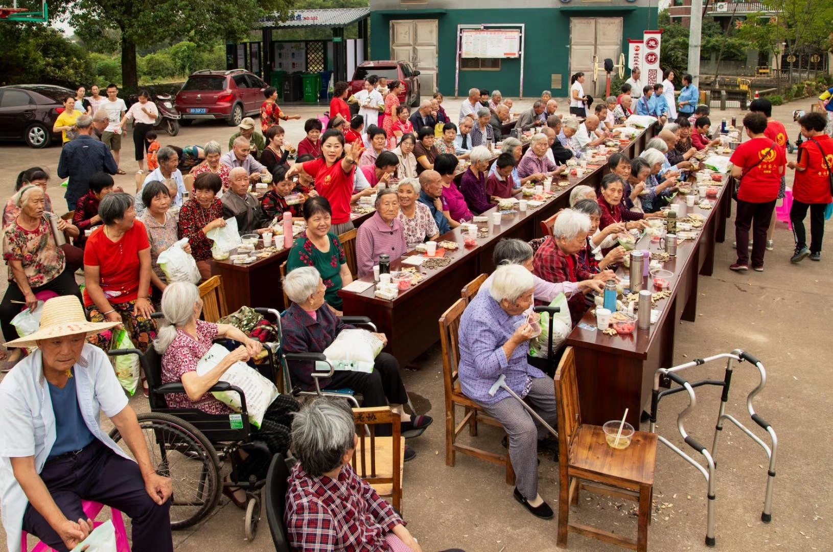 不忘初心,牢记使命,老百姓过上了幸福生活,"情满重阳,爱在施村"