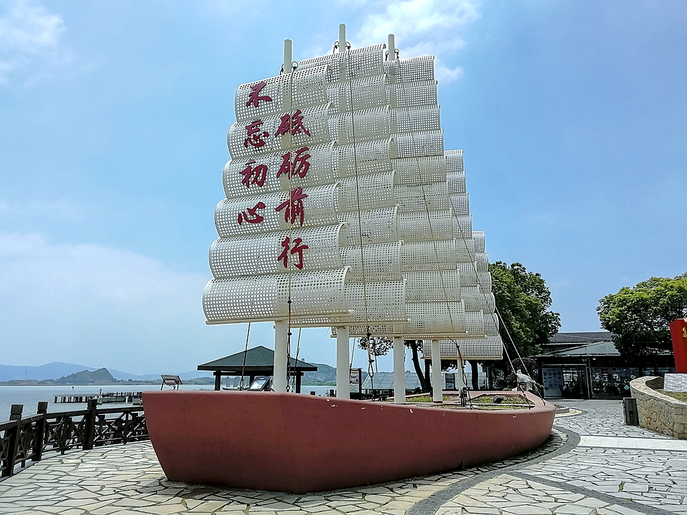 西山镇大庭山桥头雕塑五帆船.