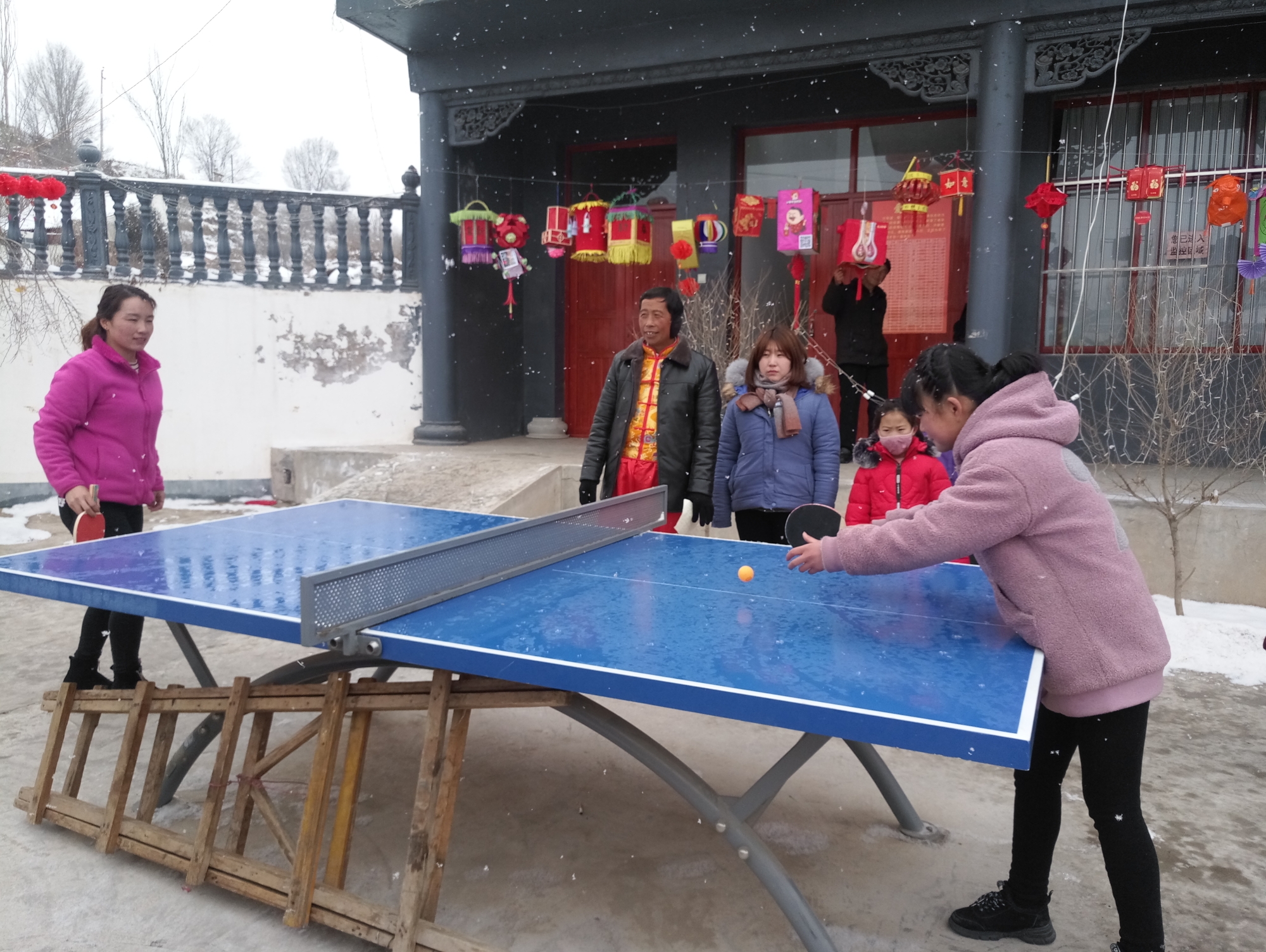 康乐县康丰乡杨台村崖张家举行第四届农民"迎新春文体,灯谜联欢会"