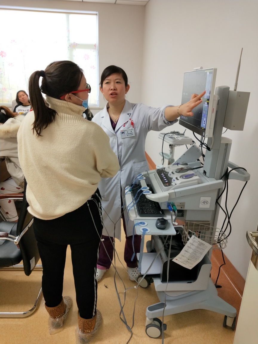 宝妈体验导乐仪后说:"像是在做按摩,还是很舒服的"