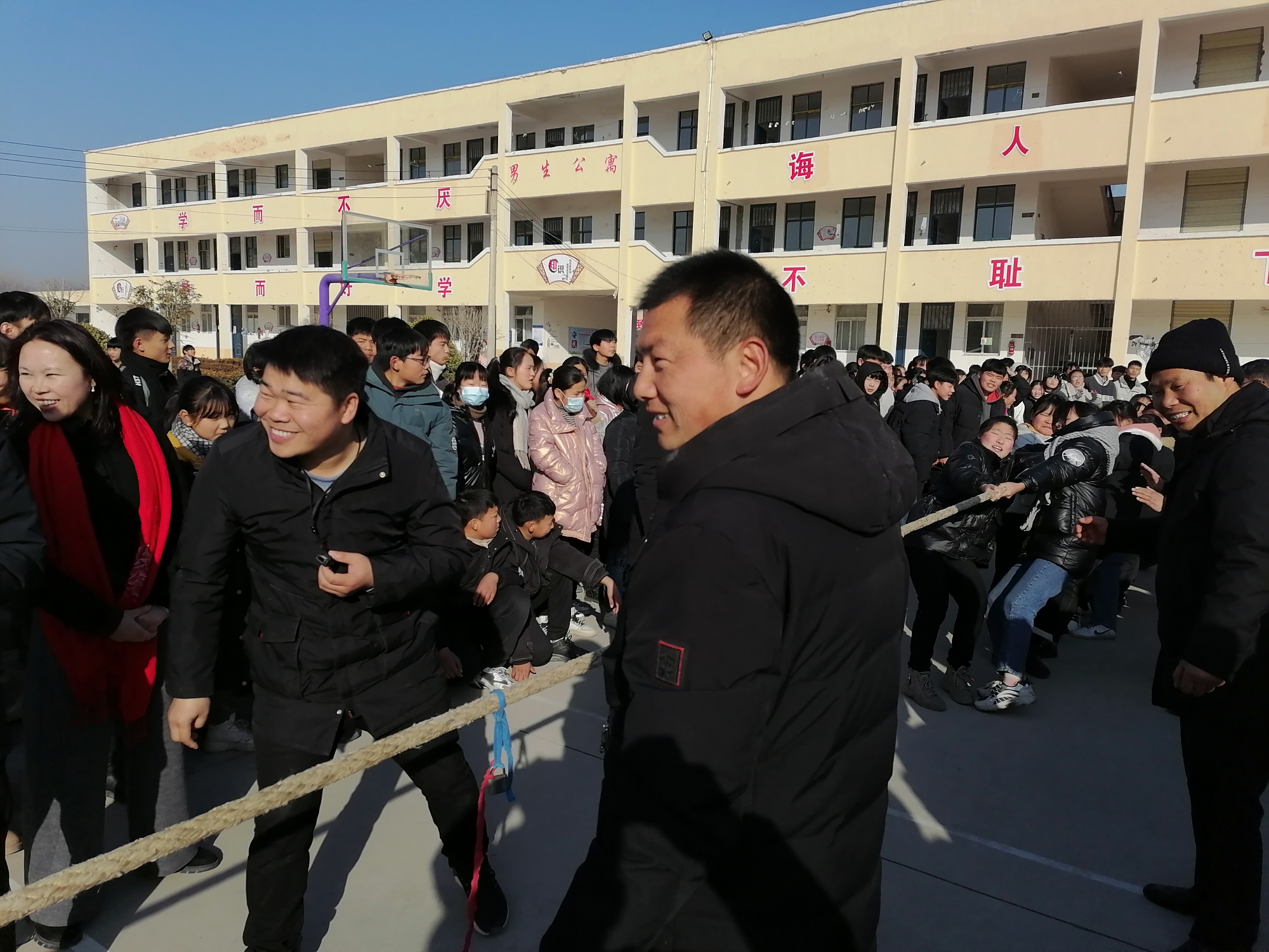 淮阳区朱集二中举行了拔河比赛