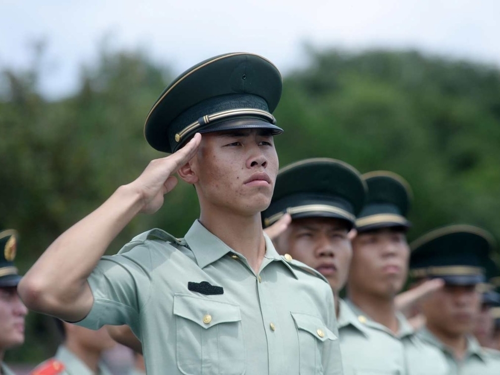 军人敬礼侧身图片