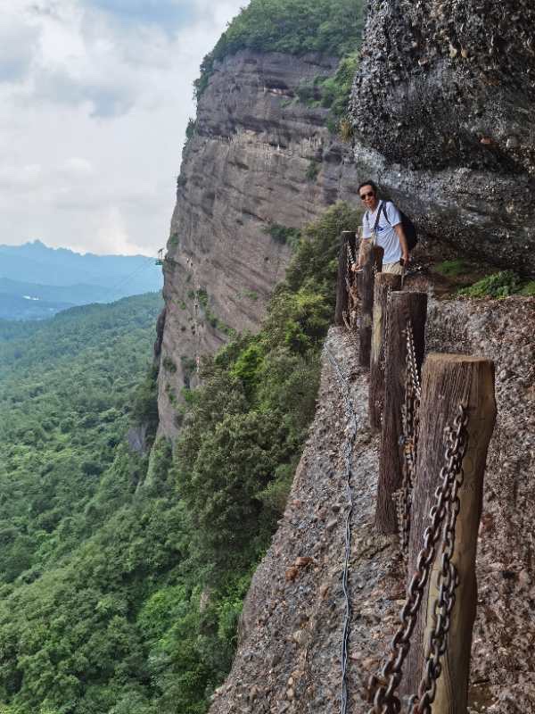 猿猱鳥道劍閣道,古關古道相呼應; 懸崖峭壁似利劍,其狀如門聳巒峰.