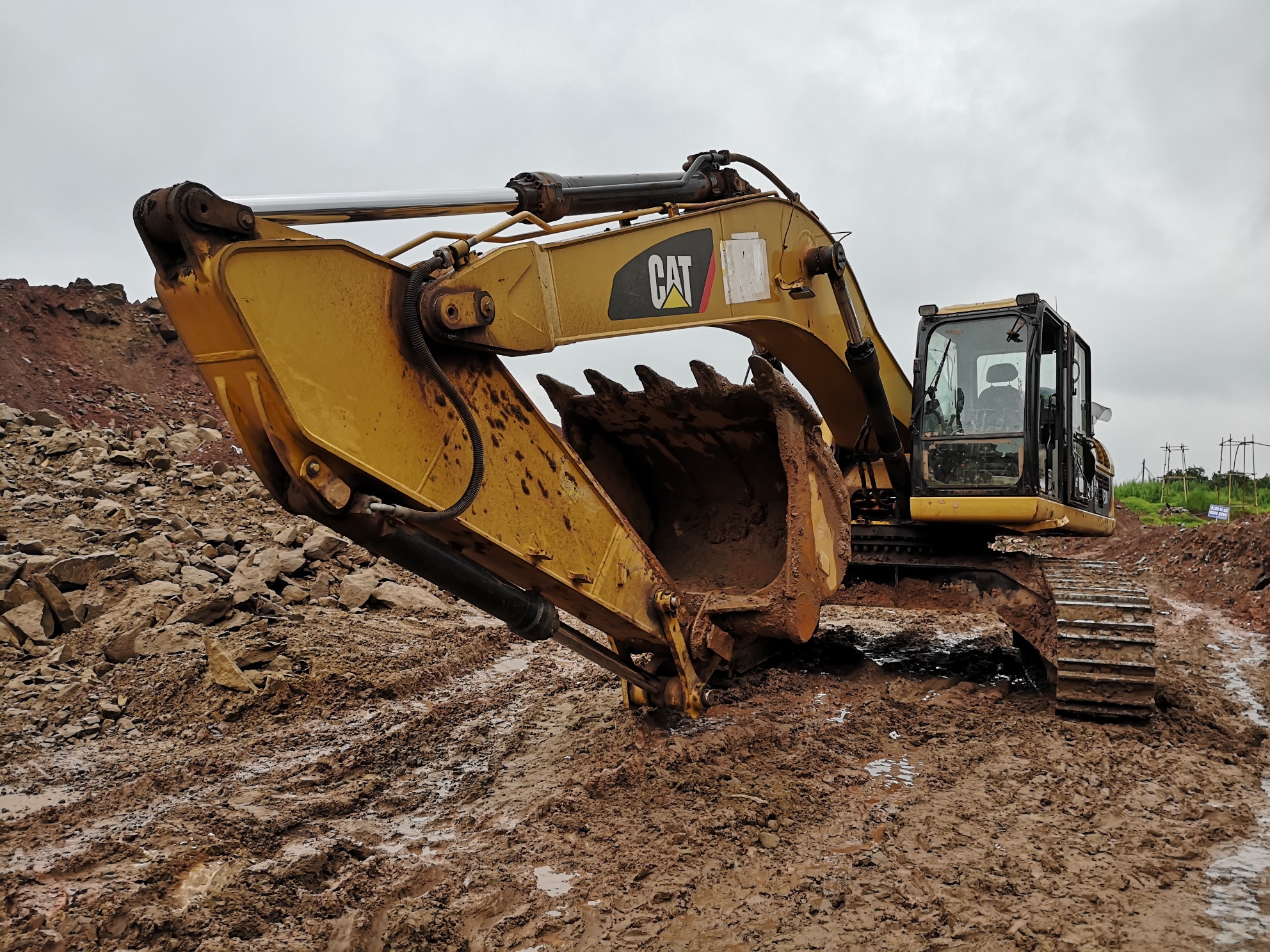 2012卡特340dl,怠速单大臂撑车要熄火,带点铲斗动作爽快,憋车稳到起暂