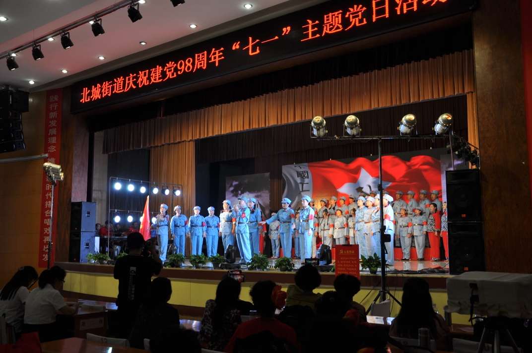 七一庆祝党的生日市委多功能舞台演出留影和八一军民联欢83师舞台演出