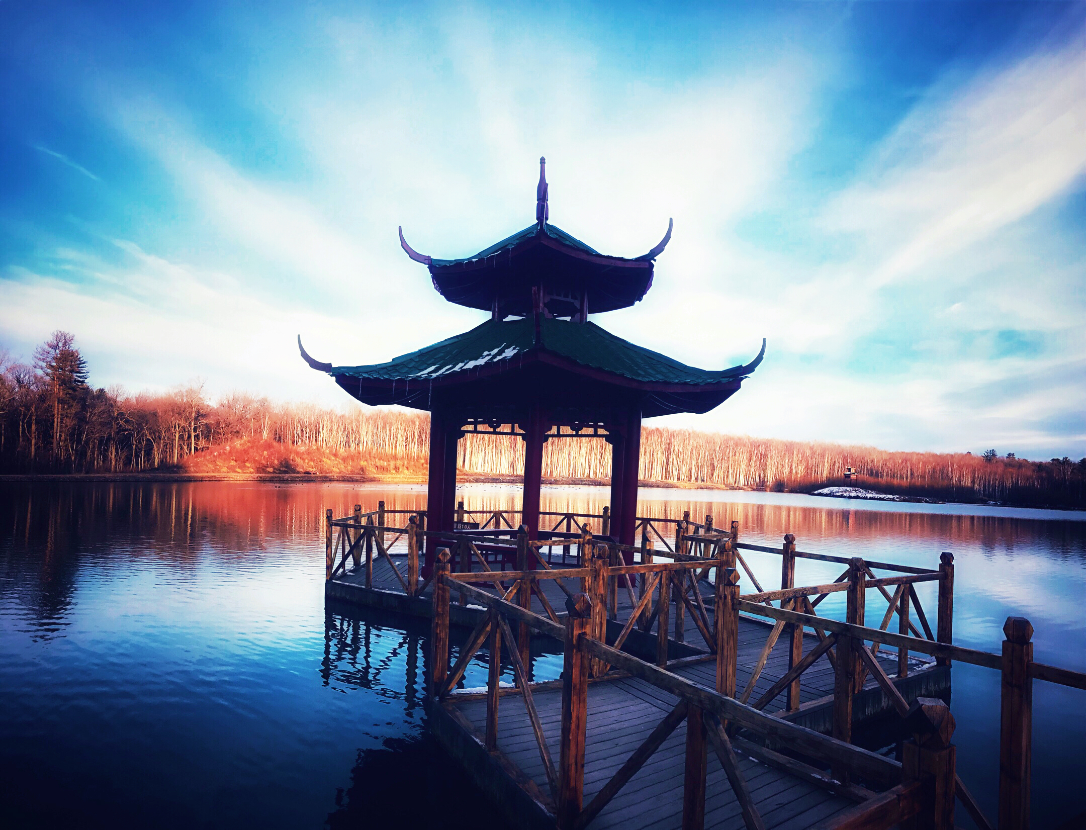 《祥云普照碧泉湖》