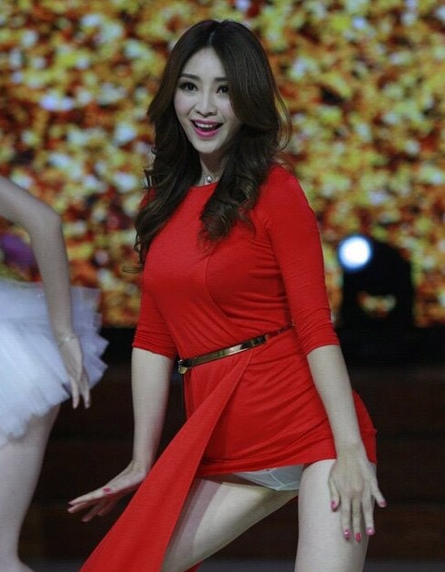 阿罗多姿的身段,妙曼的身材,洁白如玉的肌肤,隐隐散发出少女的芳香.