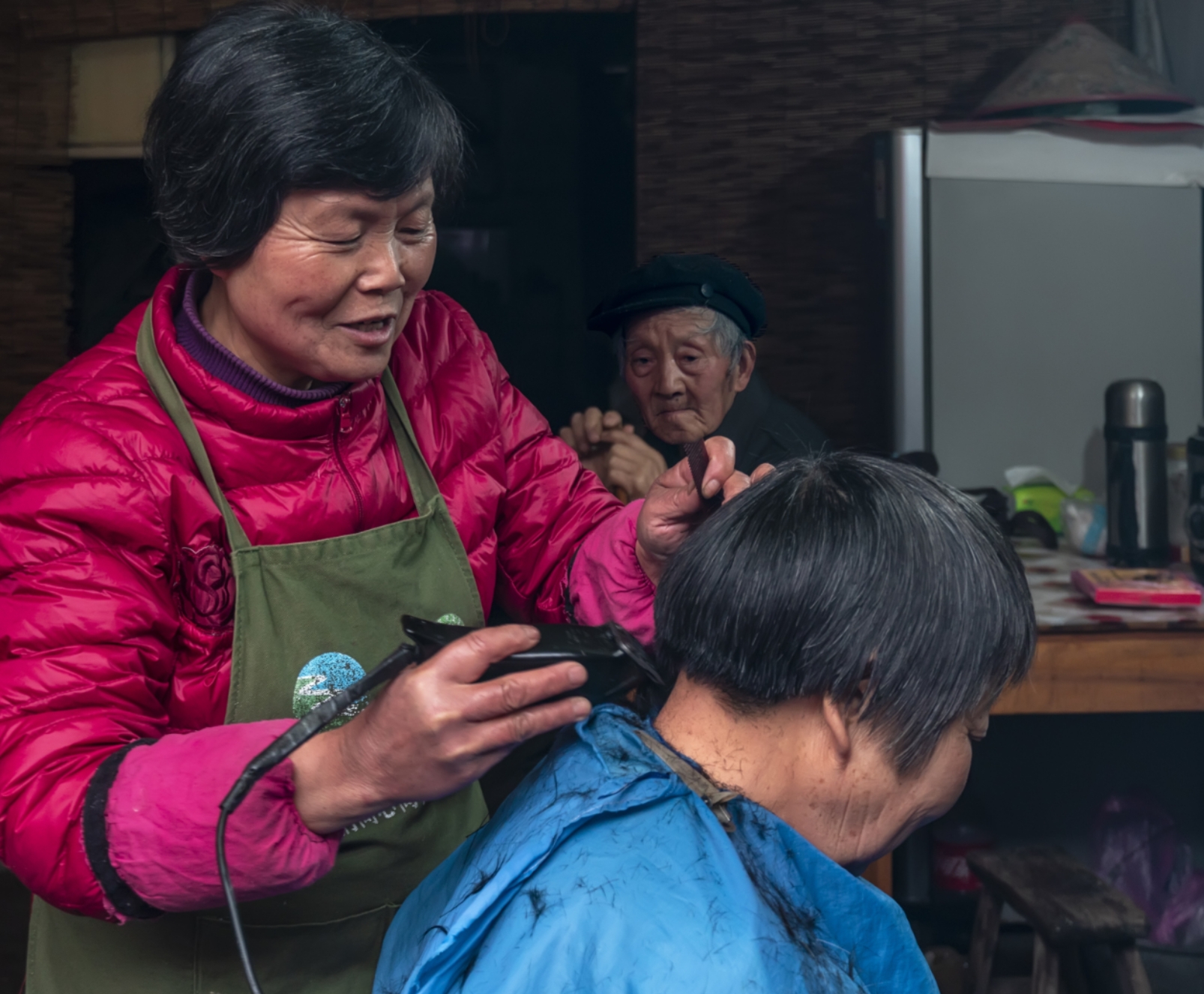 传统女理发师图片