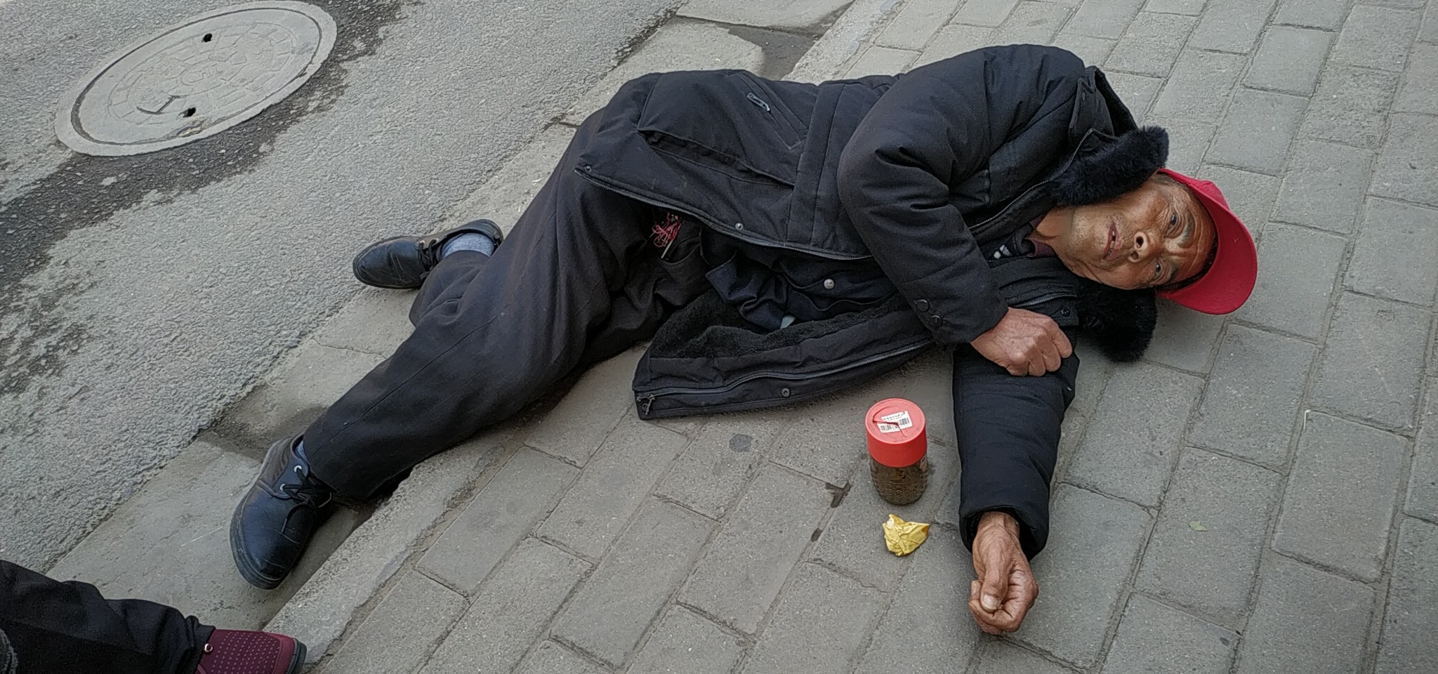 灵宝文明市,都是热心人——扶人协会在扶人倒地老汉得温饱