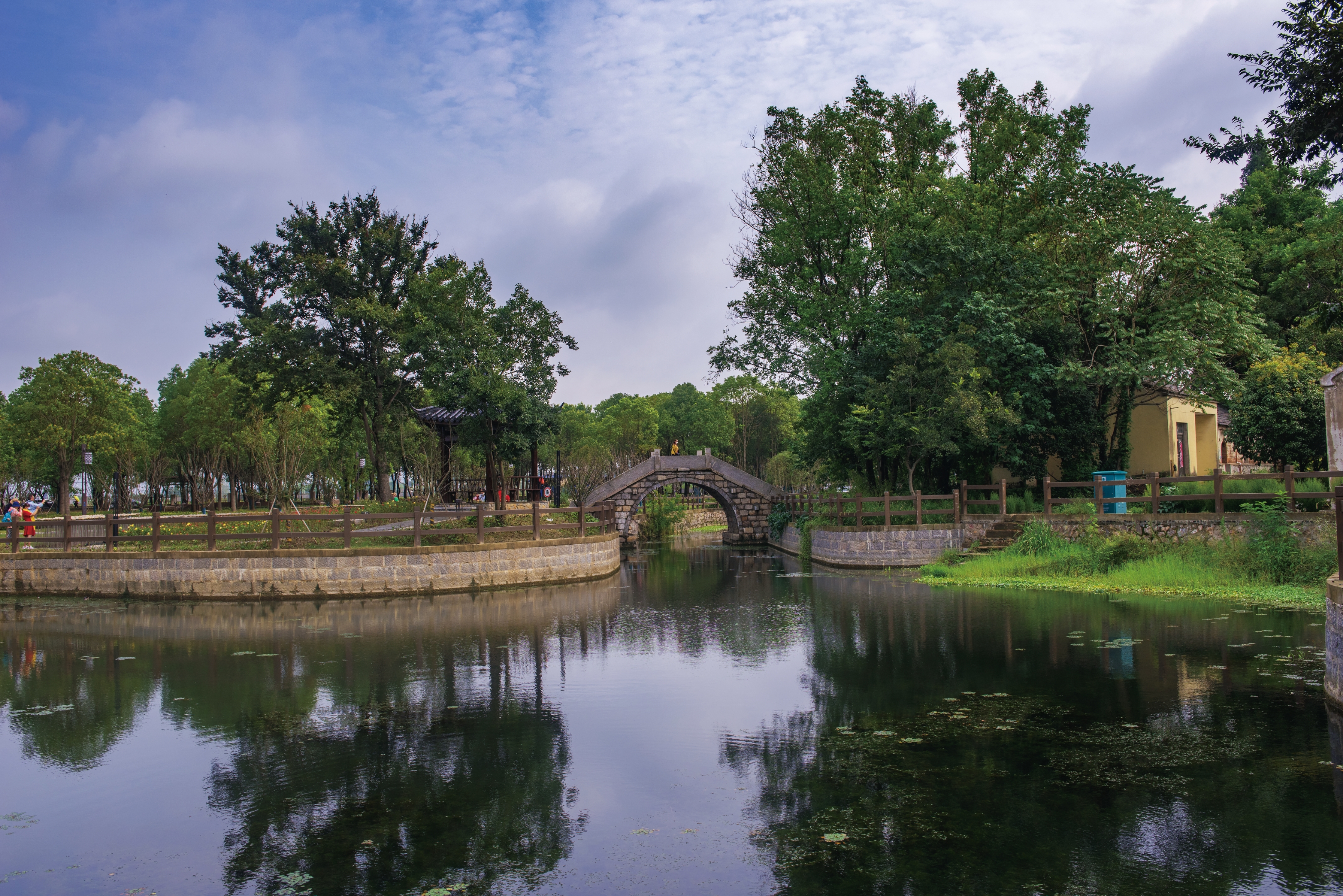 行摄南京东郊小镇汤山之一……《村庄如花园》