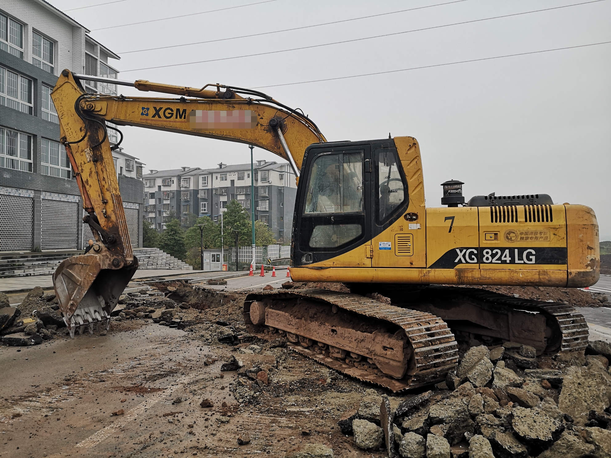 大油门撑车有反应,后面就撑不起了,带点铲斗就可以,大油门憋车不熄火