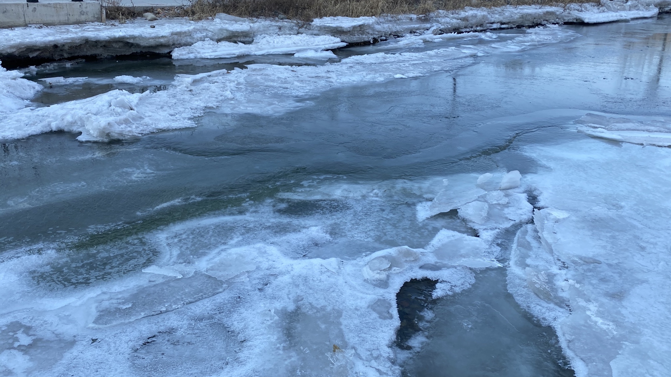 冰雪消融的河流