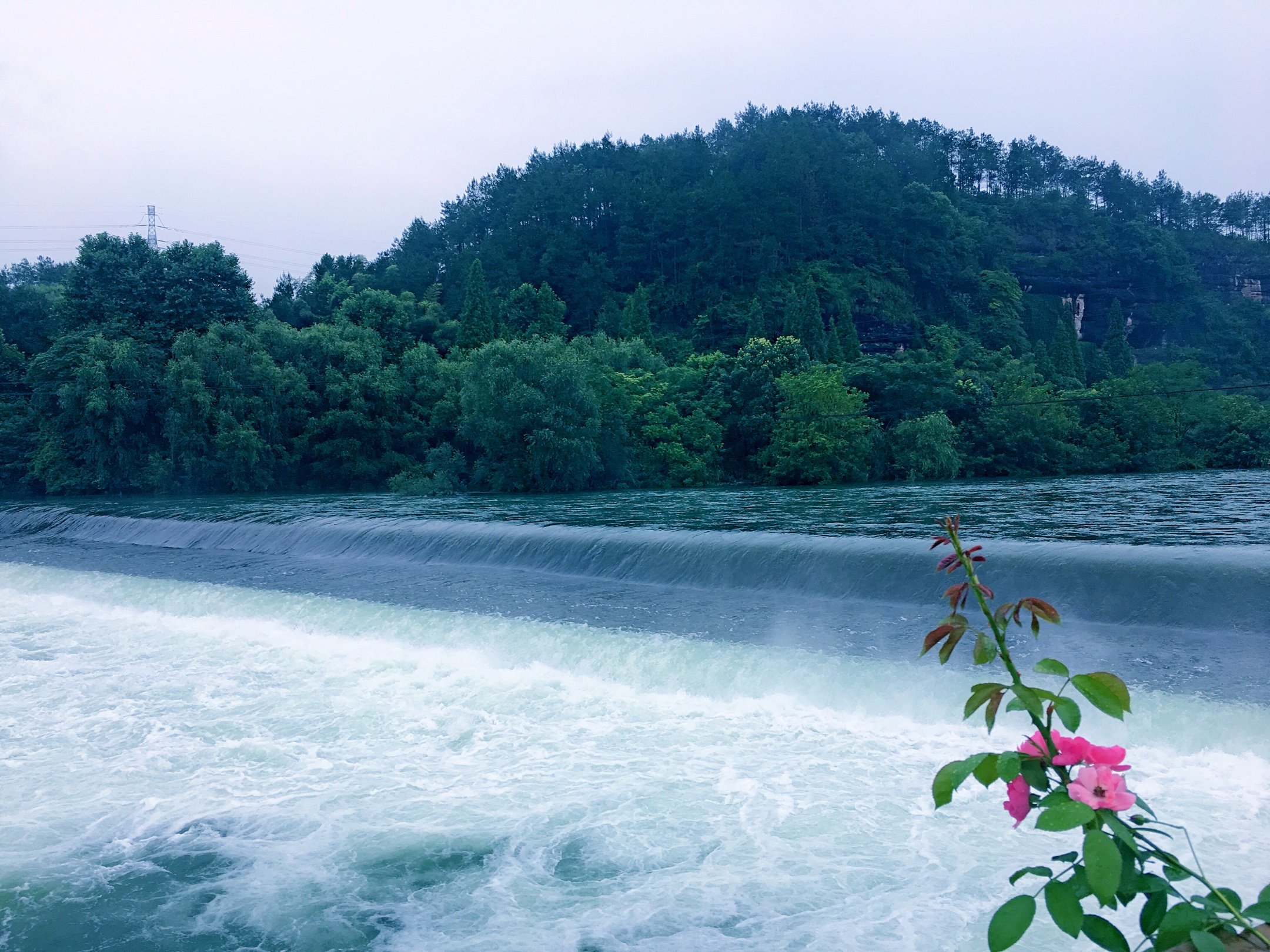 泄洪之水流过白沙堰之时,声势有如万马奔腾,喷涌出一缕白烟,用
