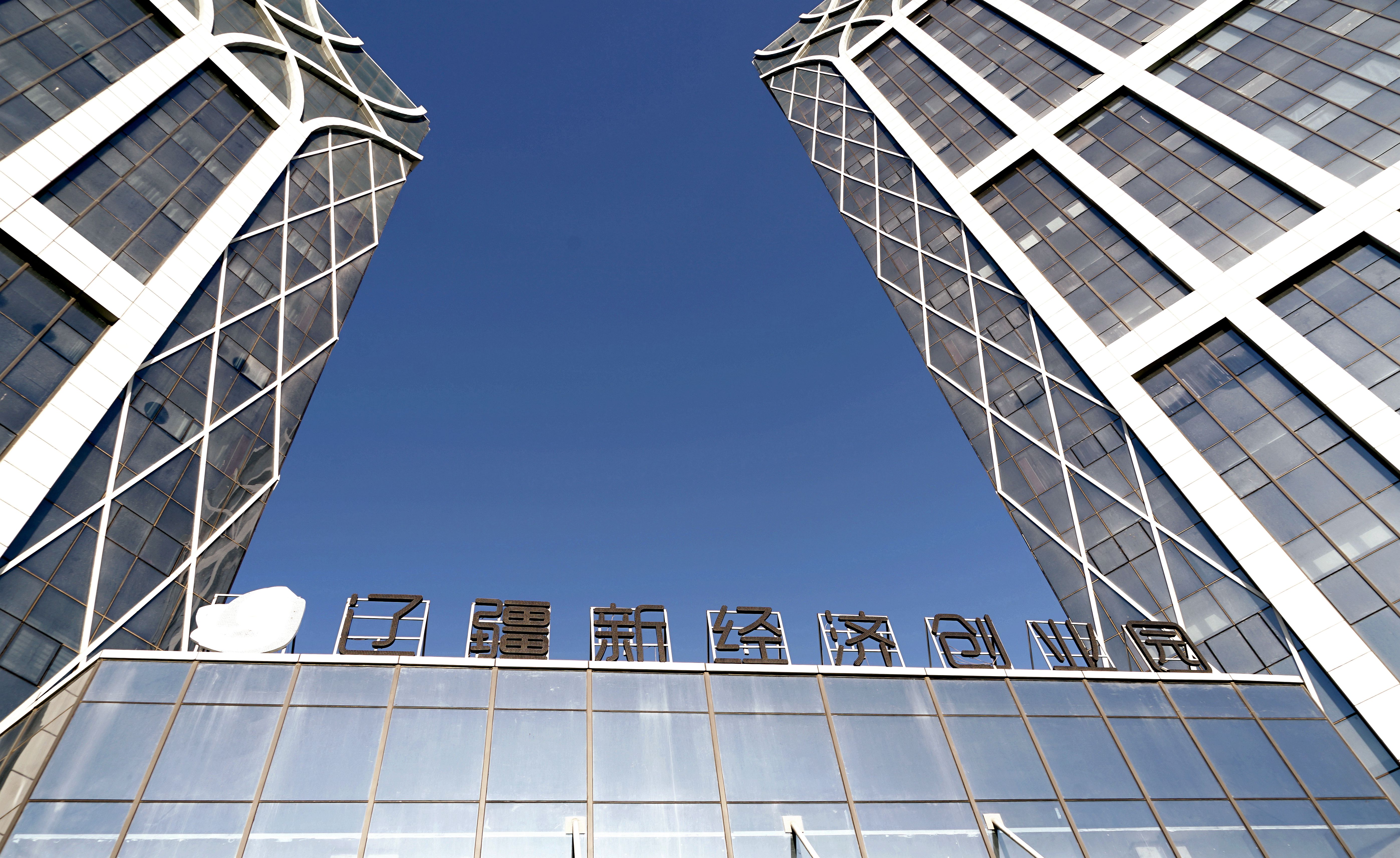 《屯垦情深切追梦享和谐》——师市老干部参观石河子城区发展新变化