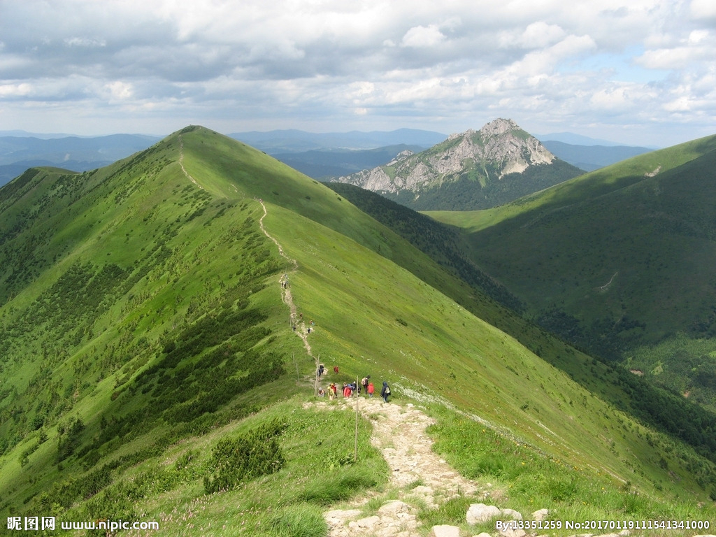 去当兵, 豪兴边疆. 军旅生涯, 怀抱志向. 在训练场, 山脊上, 界碑旁.