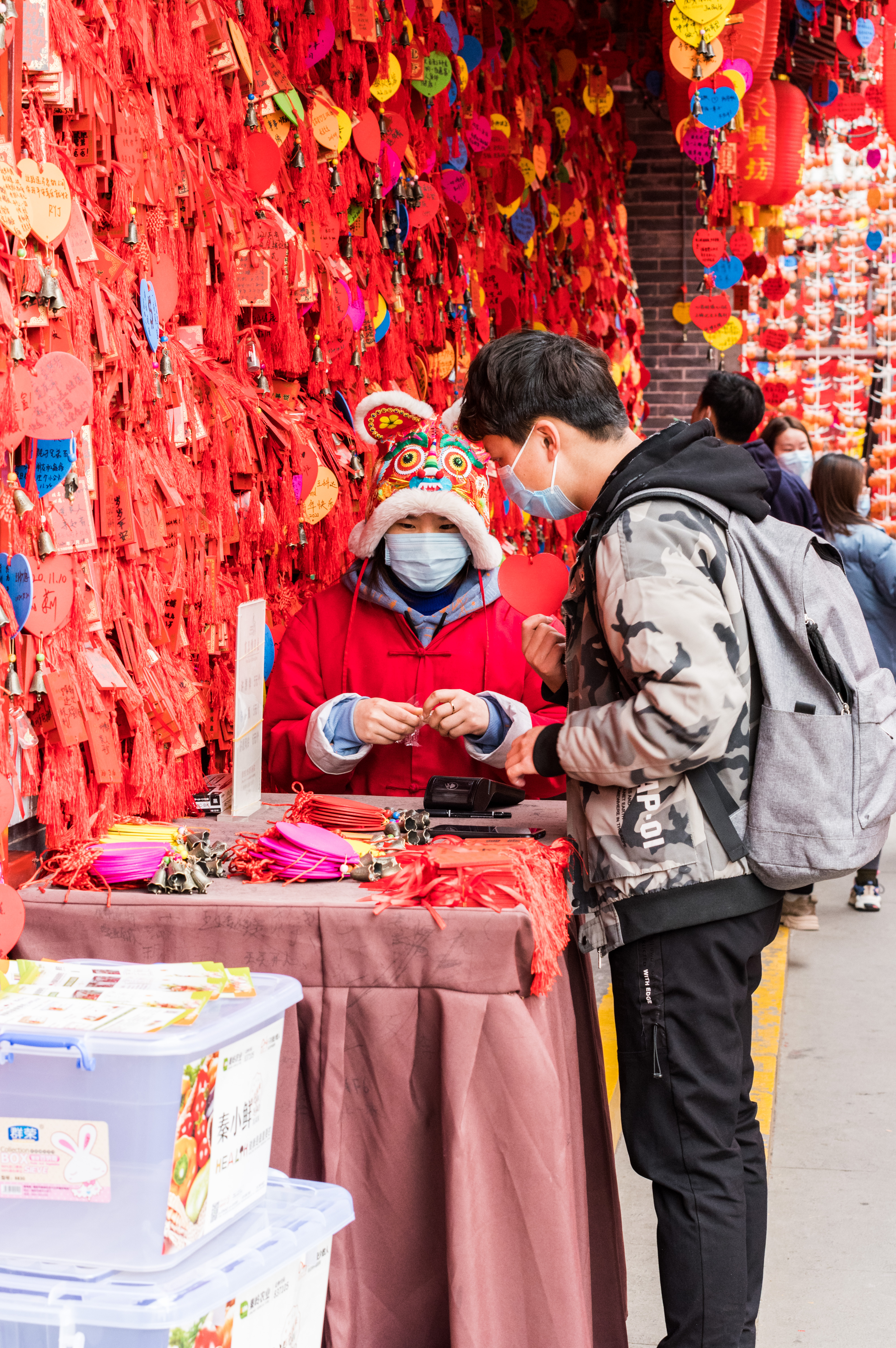 这是一处许愿墙,人们把自己对新年的愿望写在牌子上挂在墙上,预祝心想