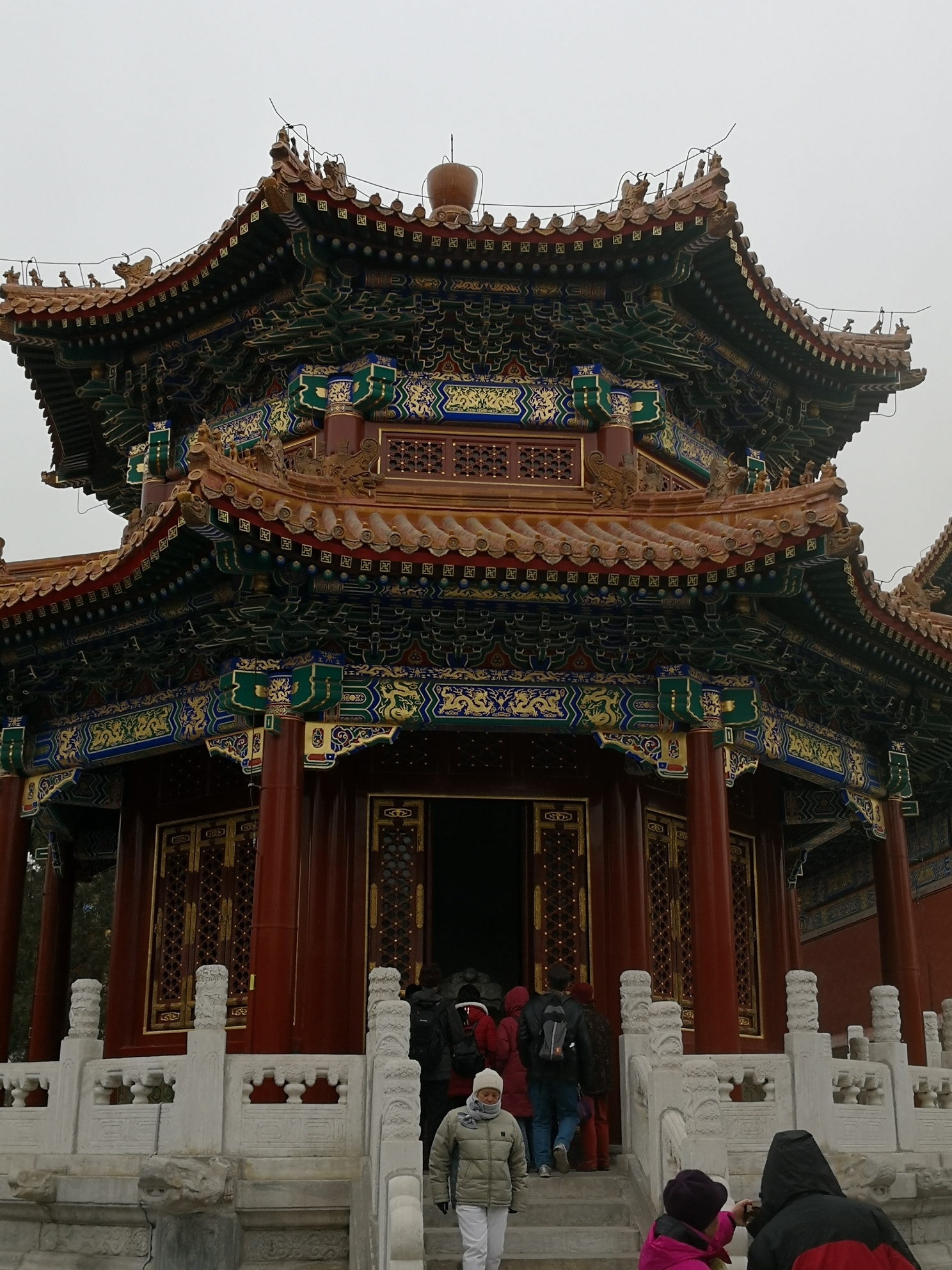 寿皇殿两侧各有碑亭一座.