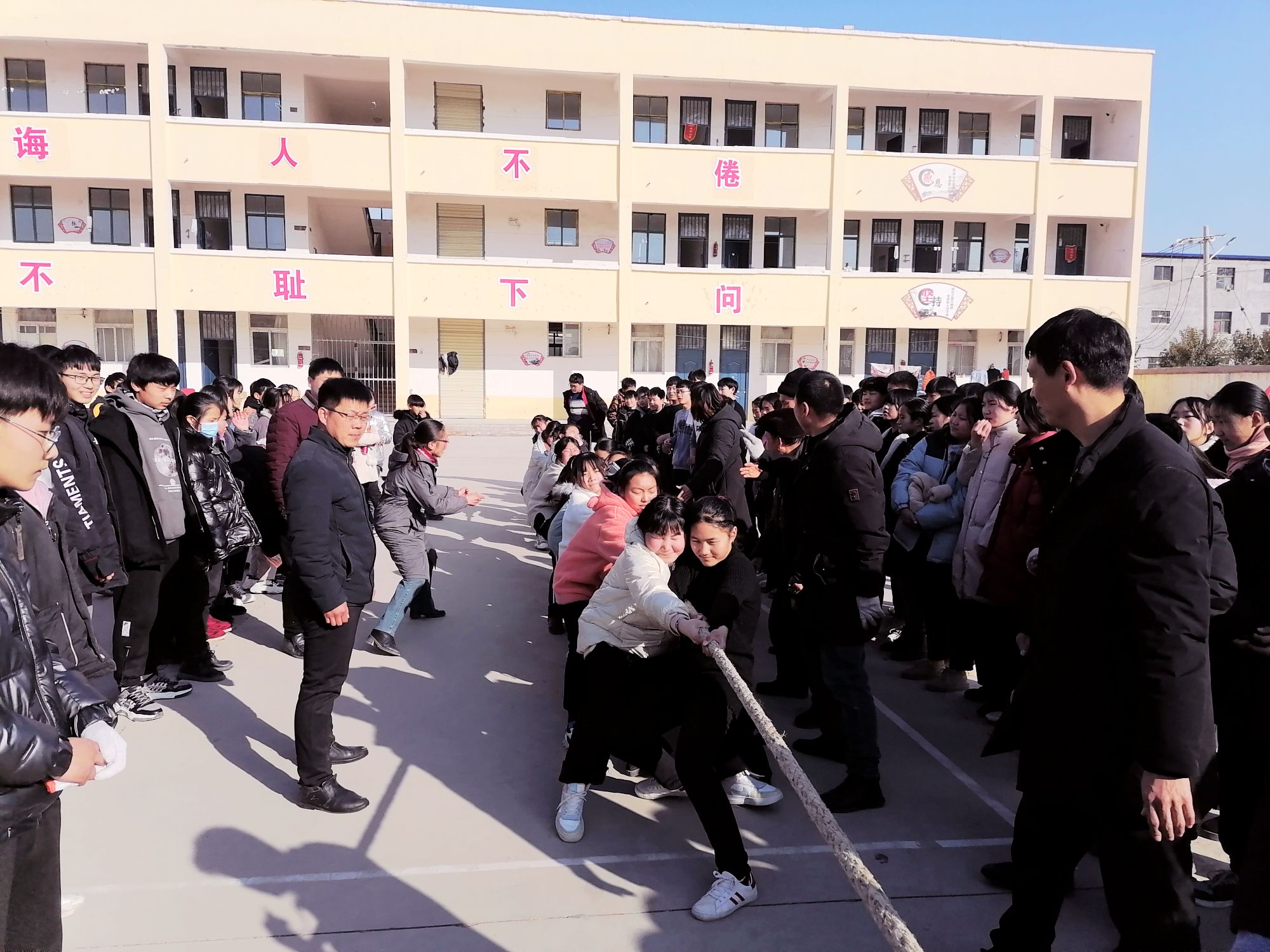 淮阳区朱集二中举行了拔河比赛