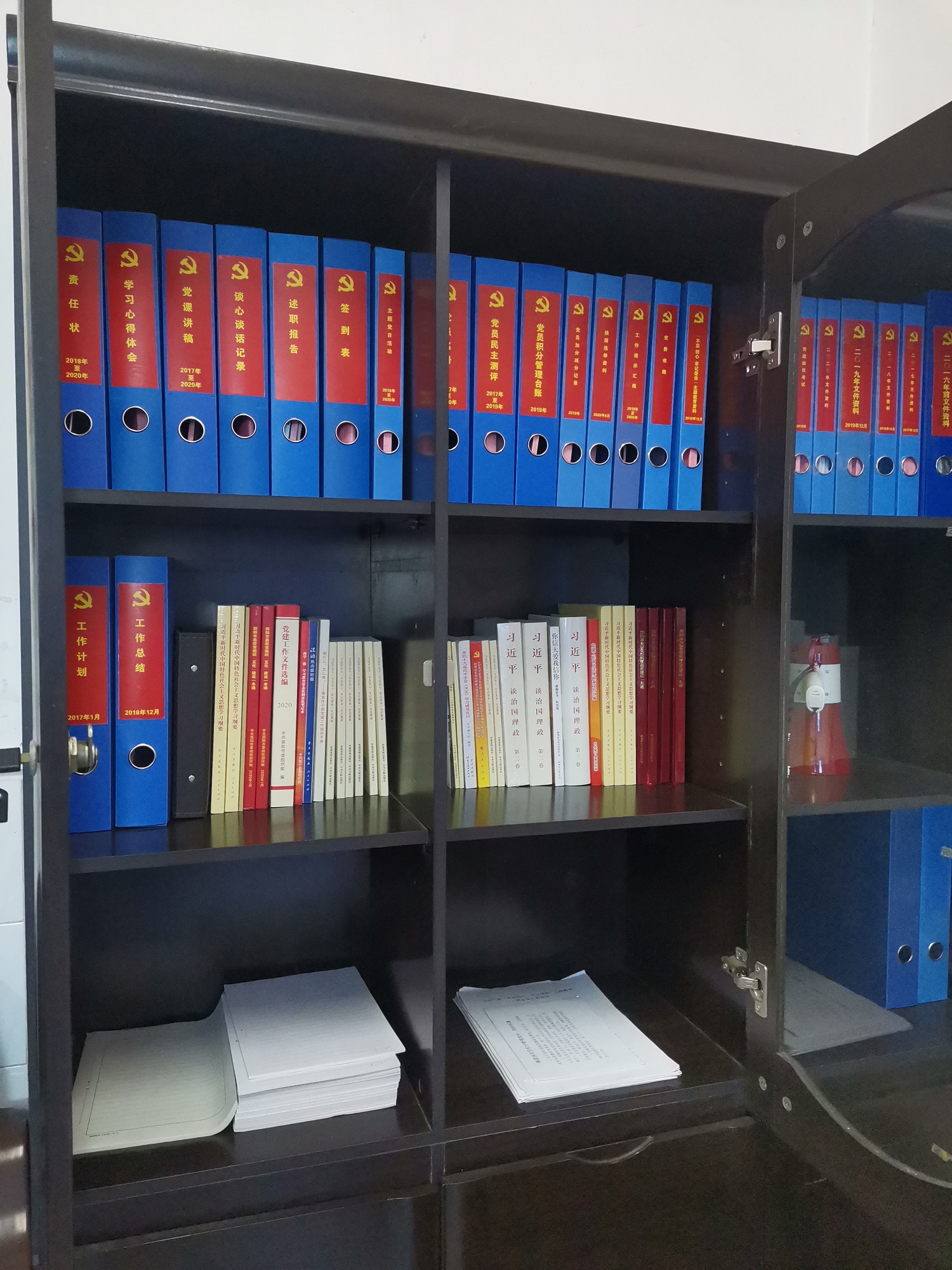 我局创建"美在金秋,老党员之家",在组织部离退休工委的指导下,已初具