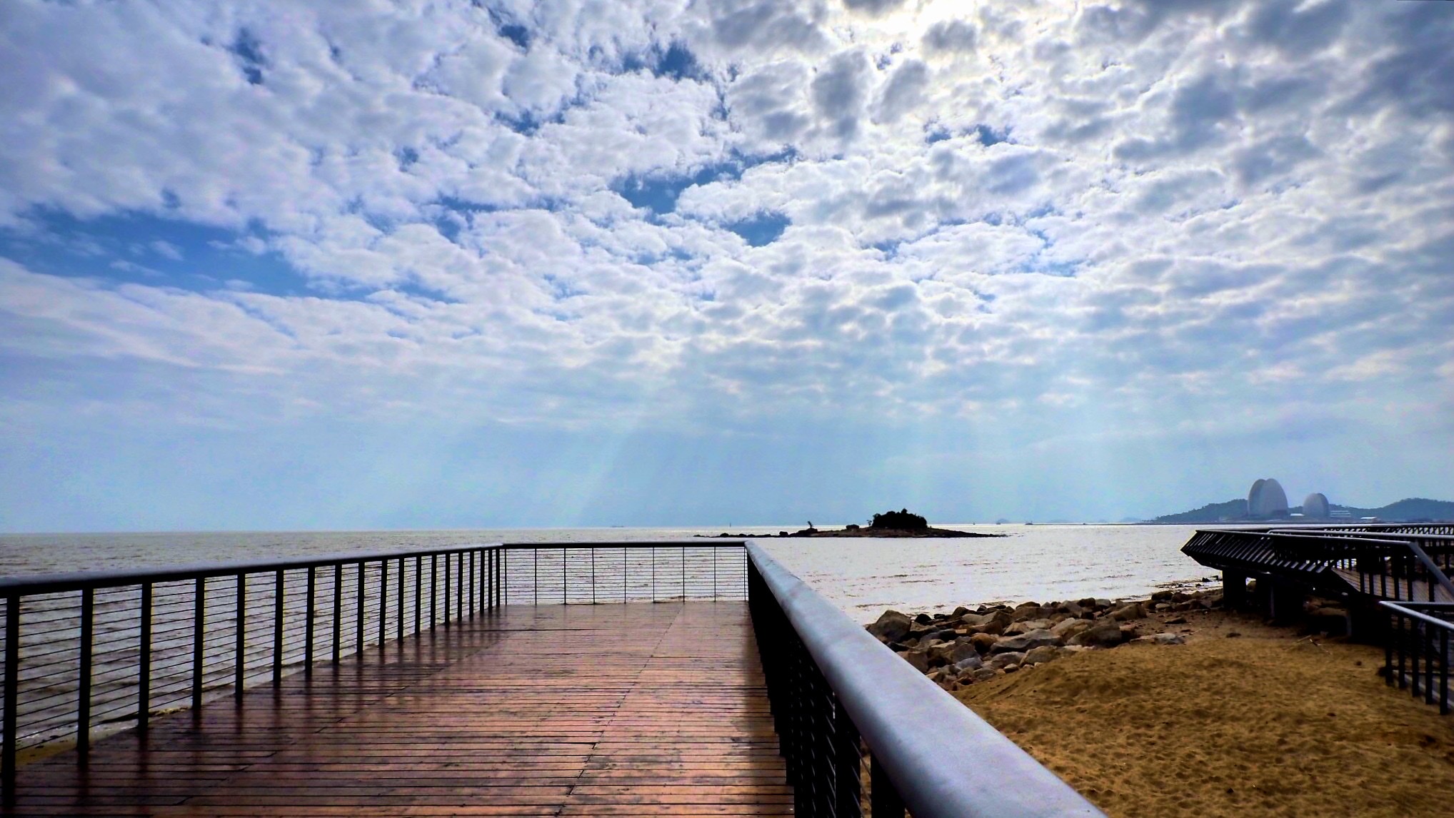 棧道,漫步在這裡,吹著清爽的海風,眺望遠處的港珠澳大橋,浪漫的珠海大