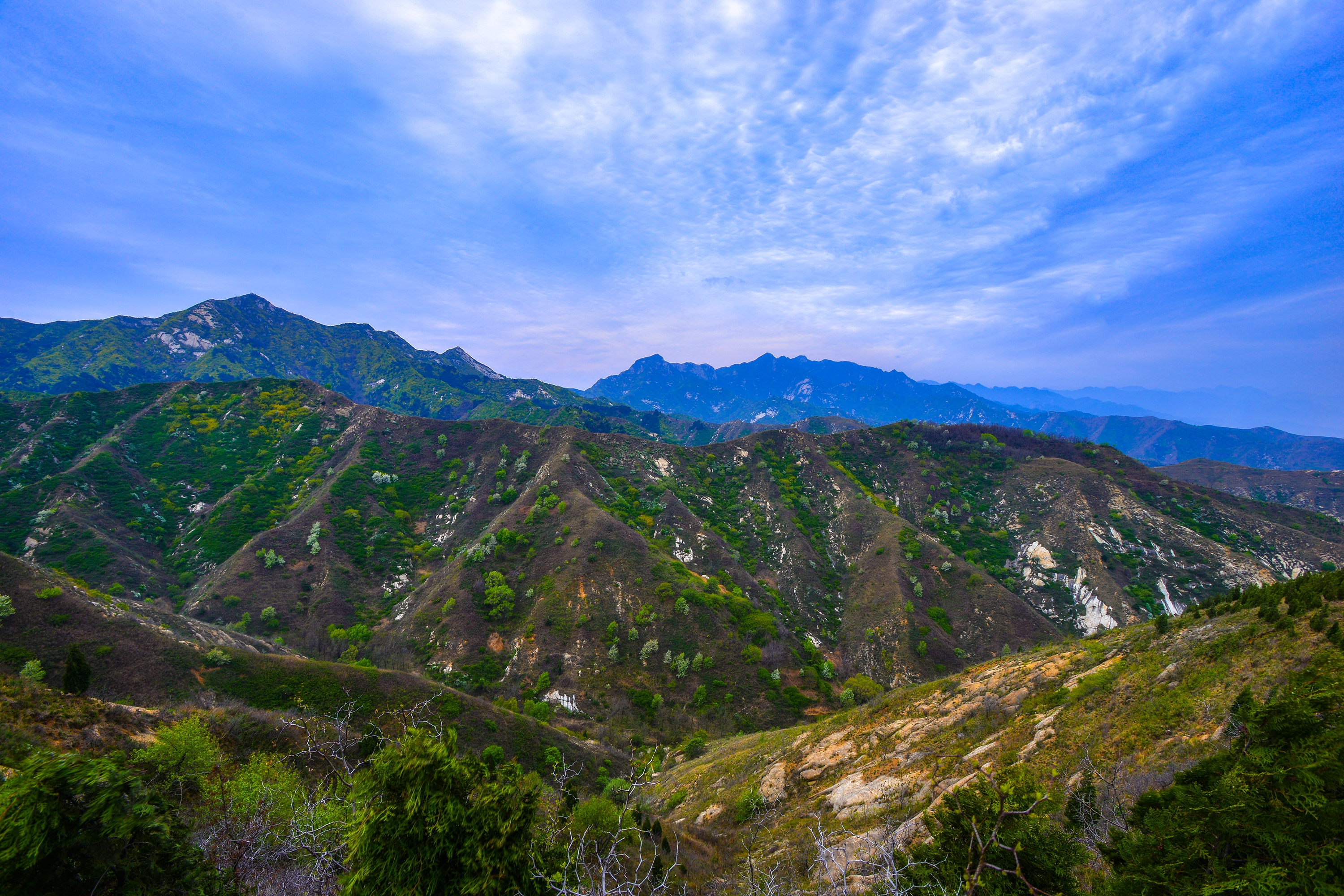 靈寶作協採風團娘娘山上展風采