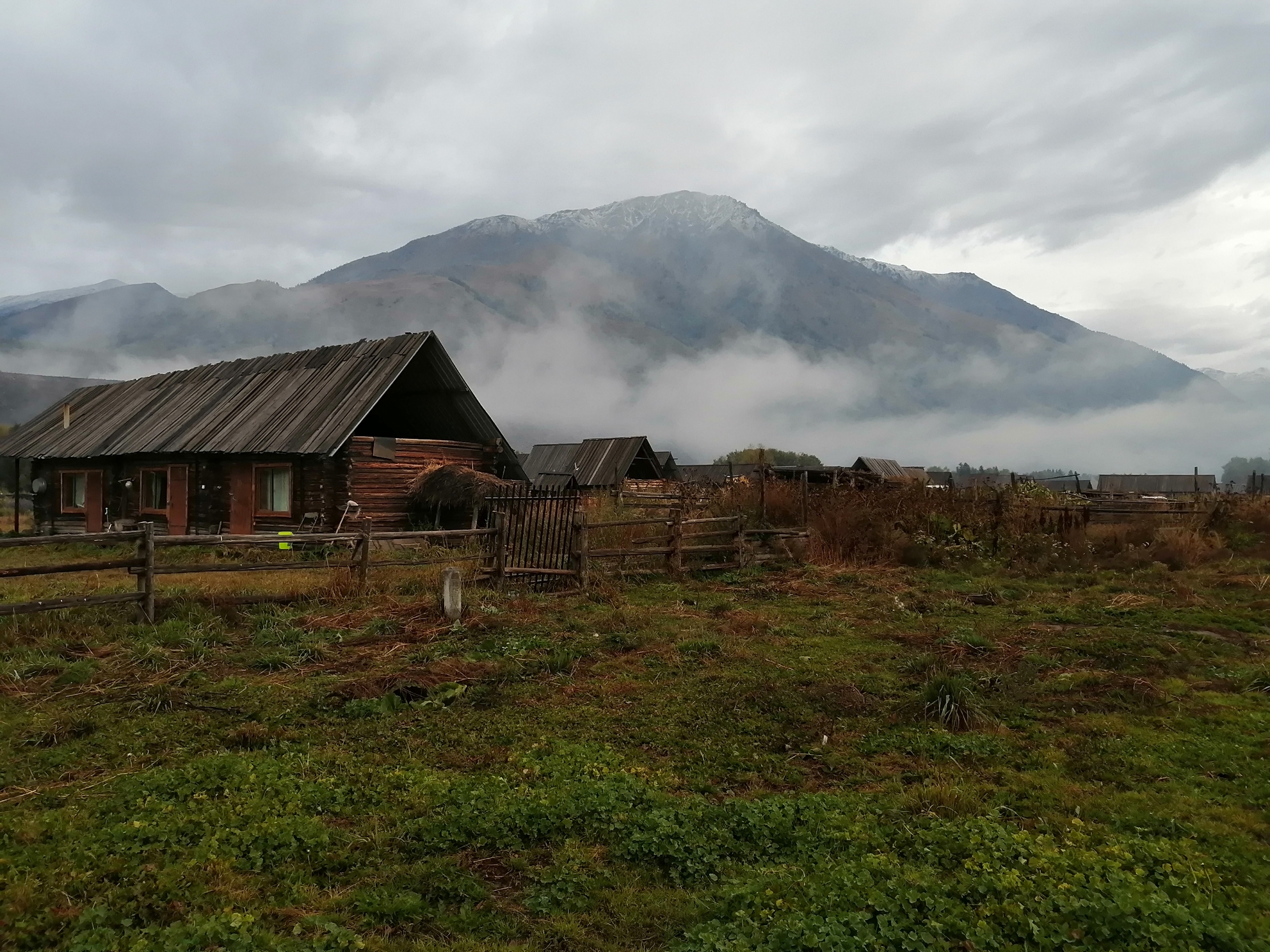禾木村是蒙古族图瓦人居住的村落距喀纳斯30多公里.