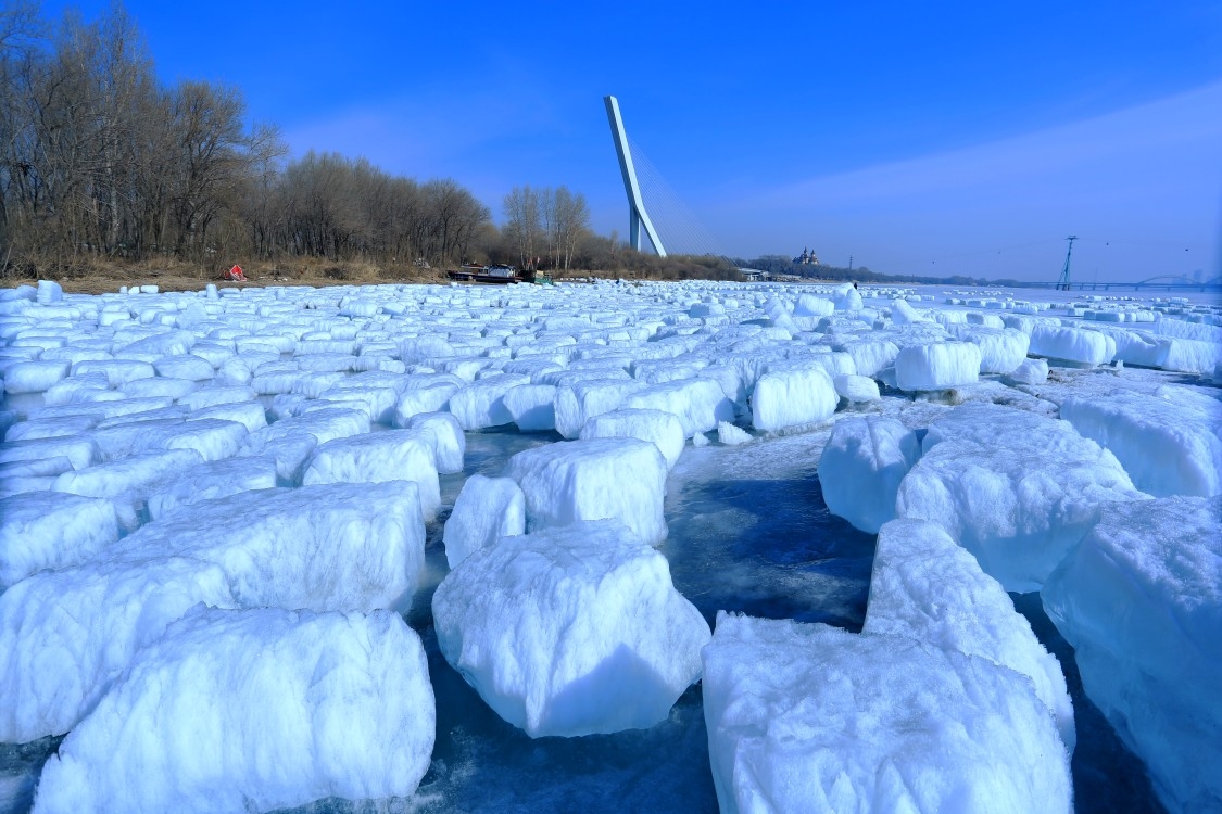 哈尔滨松花江大顶子山早春融冰