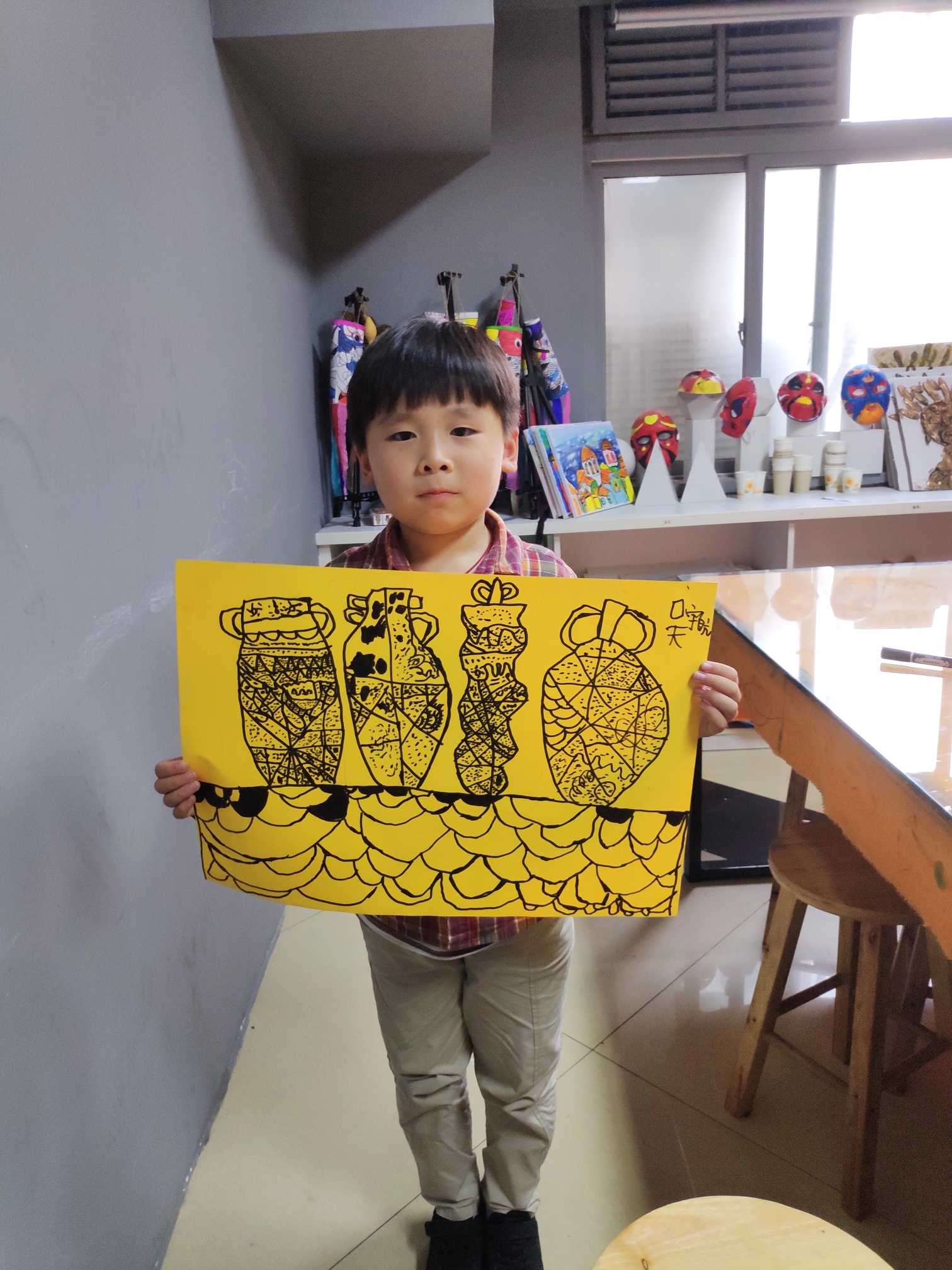 这节课孩子们绘画的主题是《创意瓶罐组合》教学目的:1,[发呆][发呆]