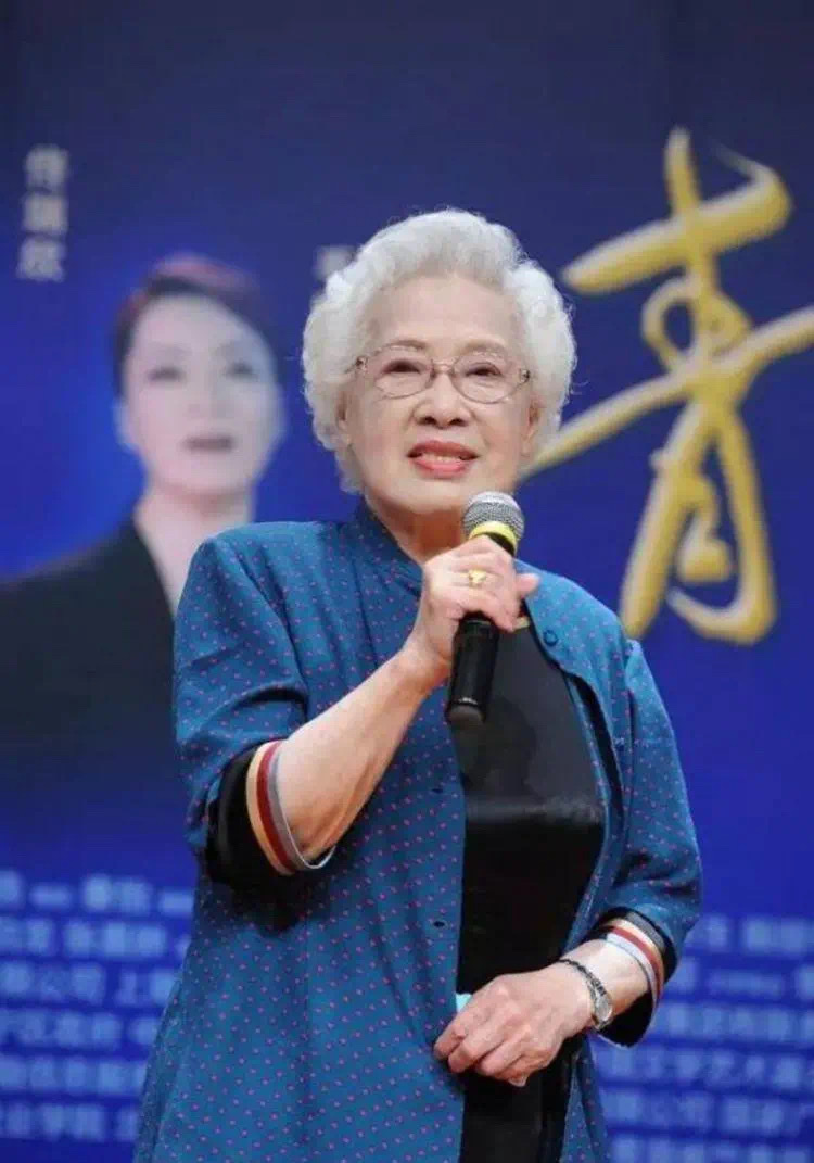 名人专访:秦怡像妈妈一样美丽